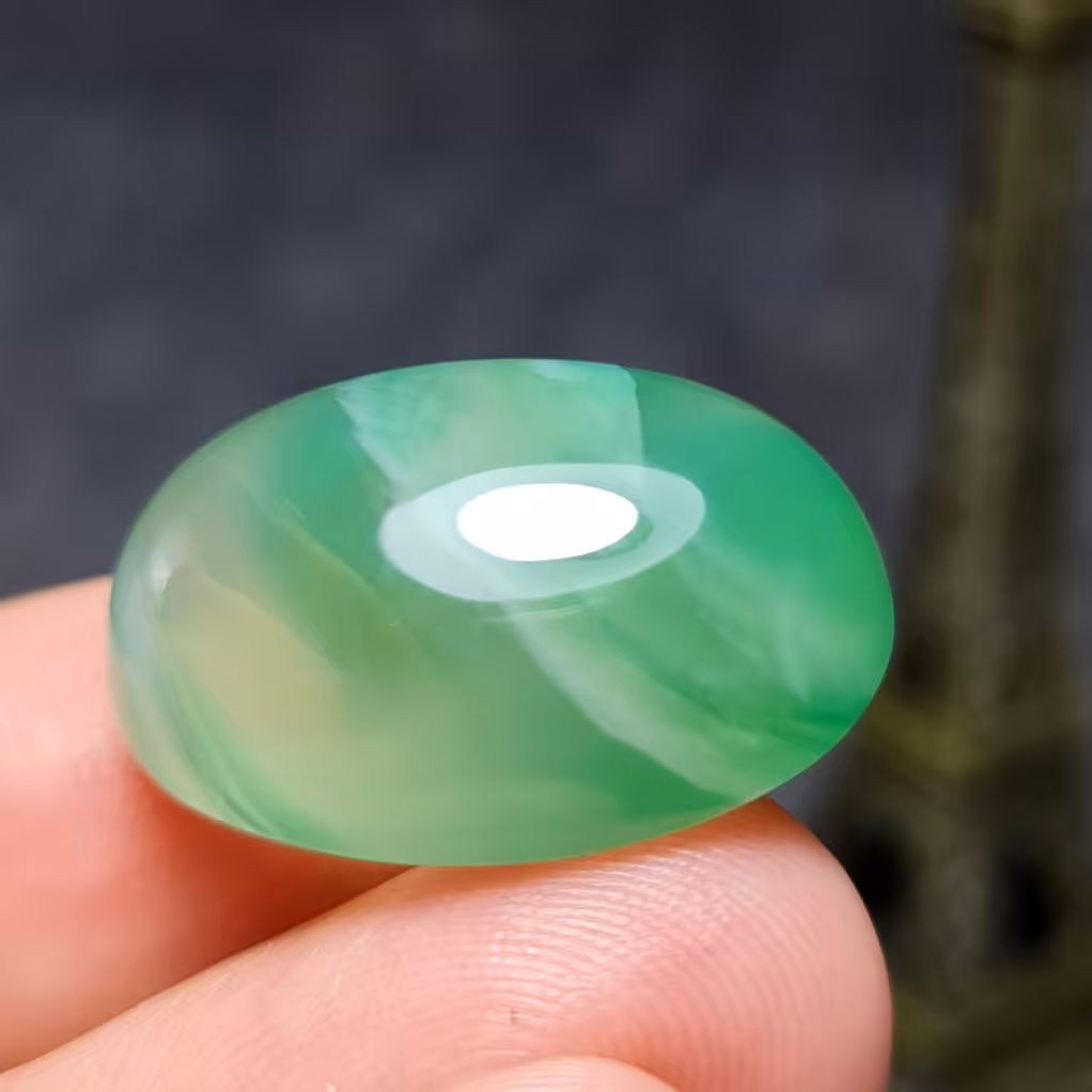  نگین فوق العاده زیبای سنگ عقیق سبز خوش رنگ اصل معدنی 
کد  27031