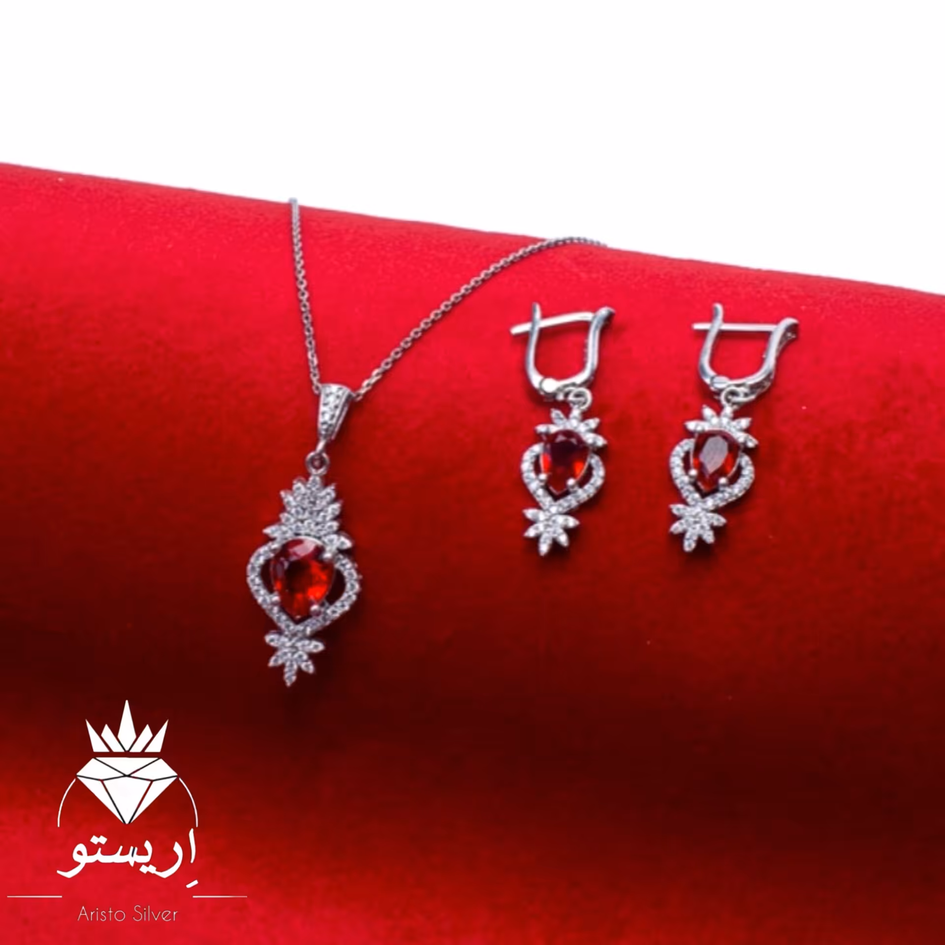 نیمست نقره جواهری(بازنجیر) نگین سبز  و قرمز  عیار 95 و آبکاری طلاسفید طول زنجیر 45cmهمراه با فاکتور