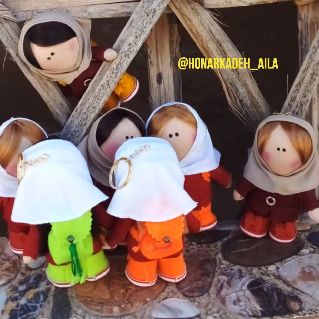 عروسک  دانش آموز دانشجو آویز و دکوری دستساز حدودا 15 سانتی 60گرمی