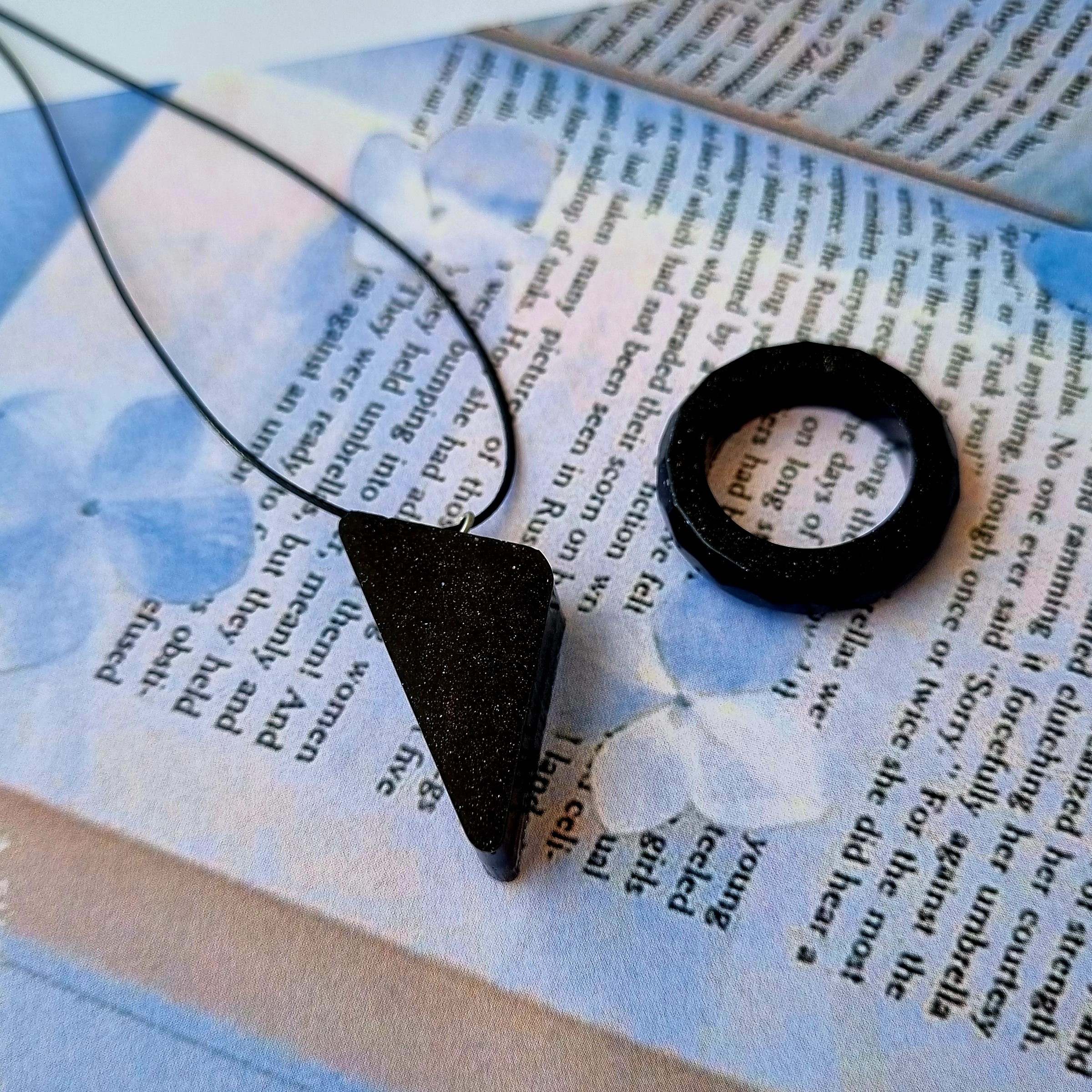 ست انگشتر و گردنبند ست رینگ و اویز مشکی طرح و رنگ شما قابل سفارشه