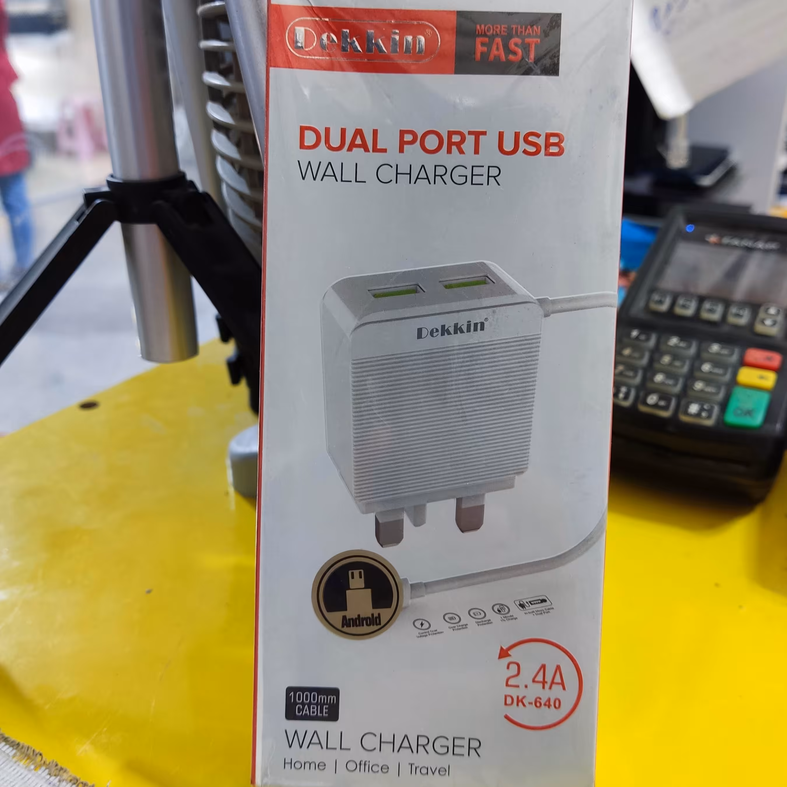 شارژر موبایل شرکتی برند dekkinدارای کابل چسبیده به شارژر و 2پورت مجزا2.4آمپر
