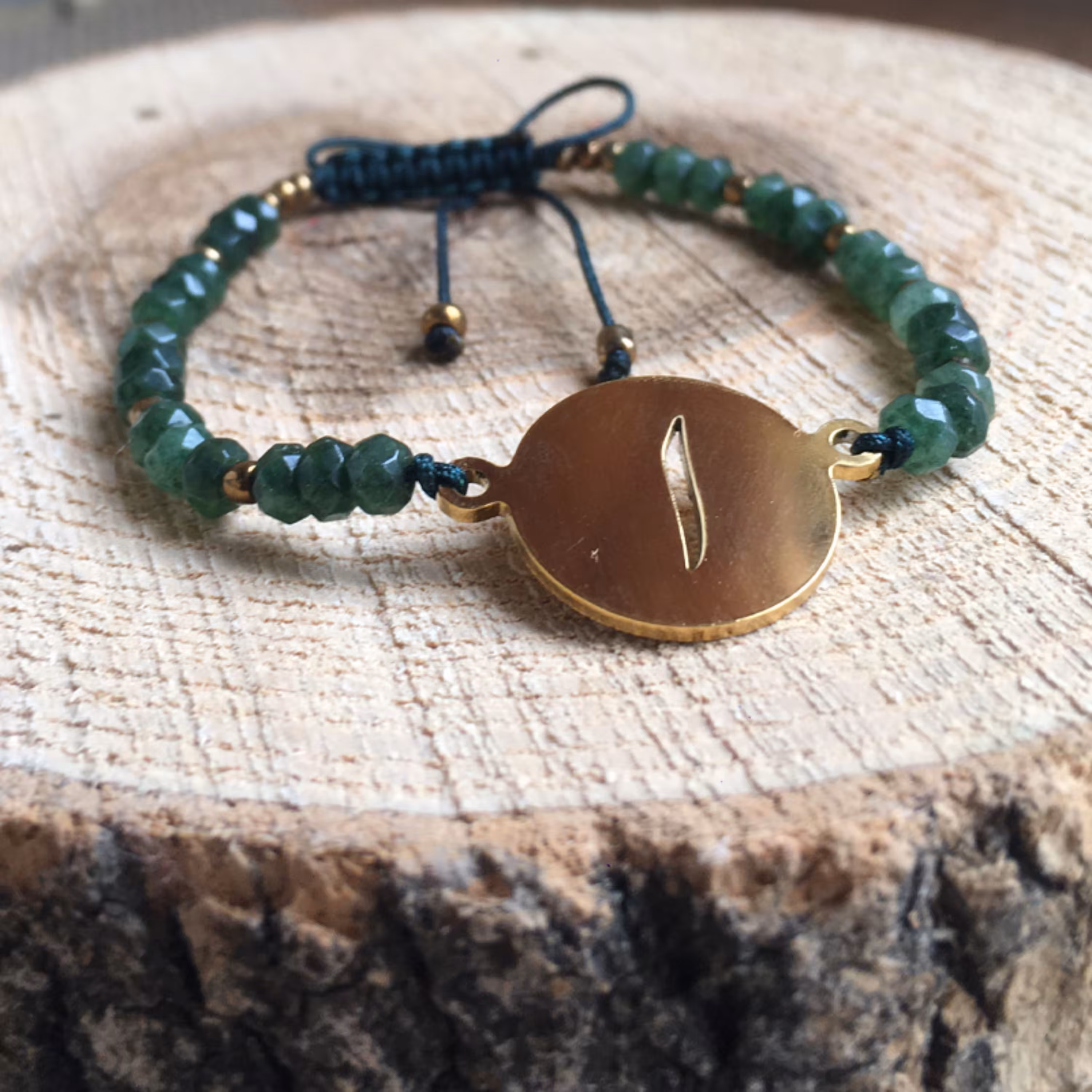 دستبند مدل الف  تلفیقی از سنگ های عقیق هندی تراش دار و منجوق همچنین پلاک استیل با طرح الف