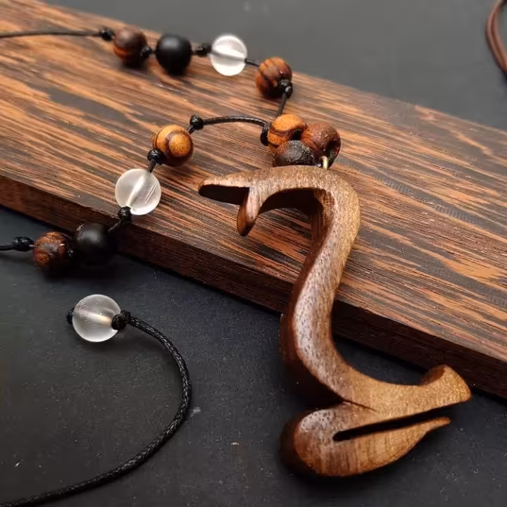 گردنبند چوبی حرف ح 