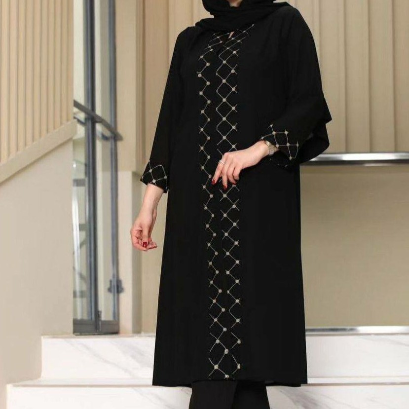 مانتو مزونی مشکی به قیمت تخفیف خورده و ارسال رایگان با جنس بابوس درجه یک و خرجکار سوزندوزی فری سایز تا 48