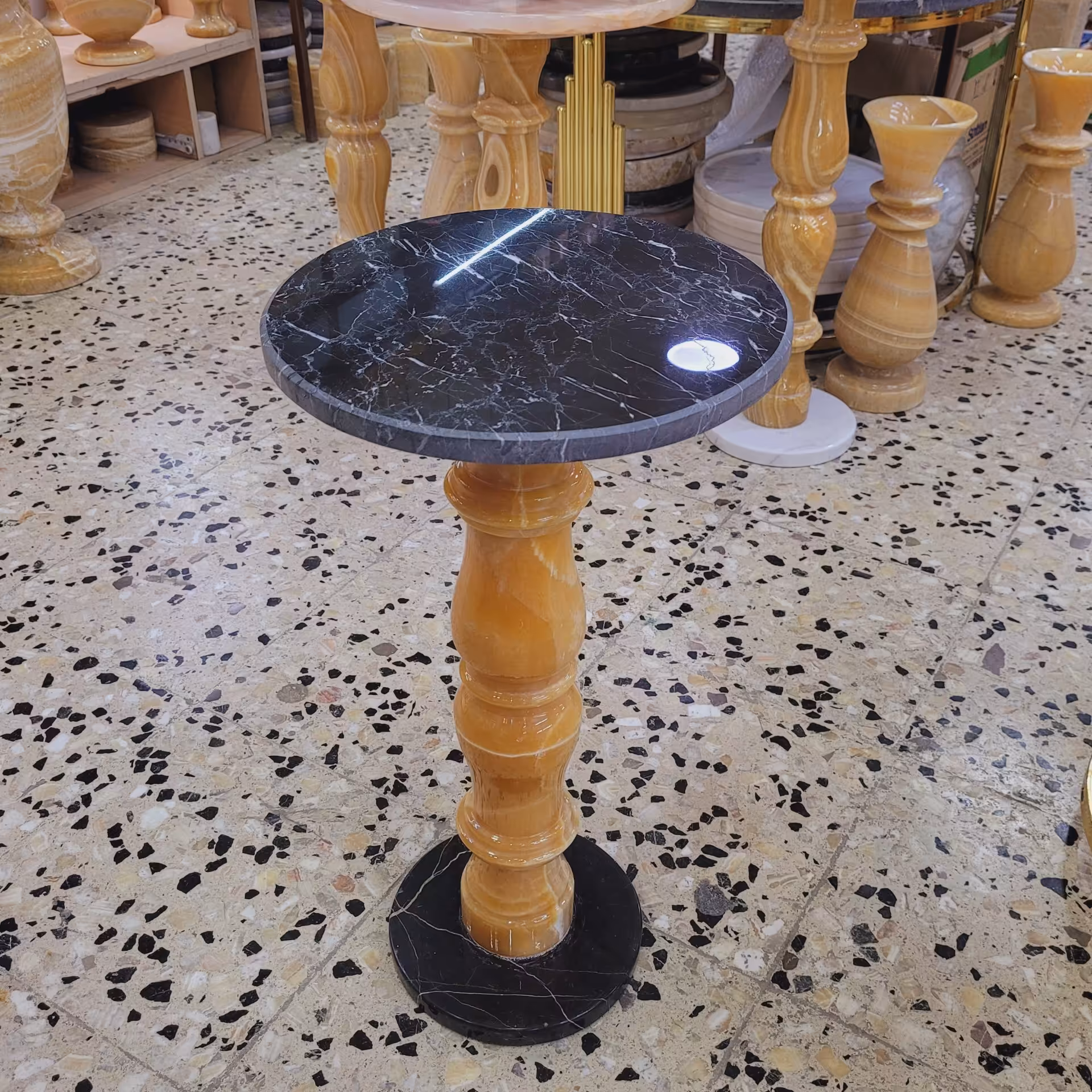 میز عسلی سنگی مناسب گلدان و تلفن با تحمل وزن بالا،،درست شده از   سنگ مرمر و ازناء با کیفیت بالا 