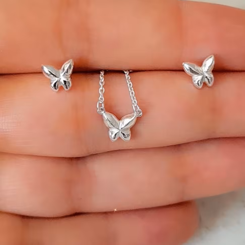 نیم ست نقره زیبا و کم نظیر  ساخت تایلند   یه کار ظریف و با کیفیت بدون نگین مناسب برای استفاده روزانه . 