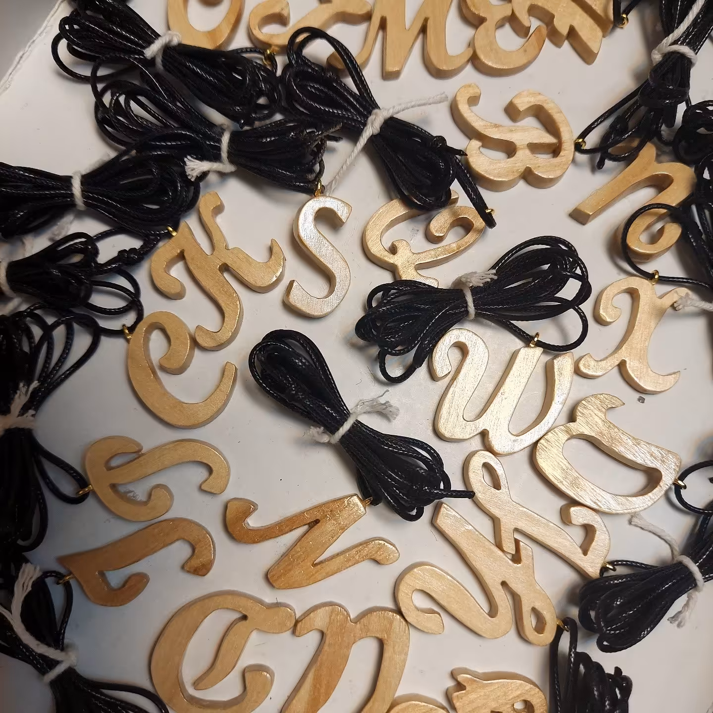 گردنبند چوبی دستساز حروف انگلیسی