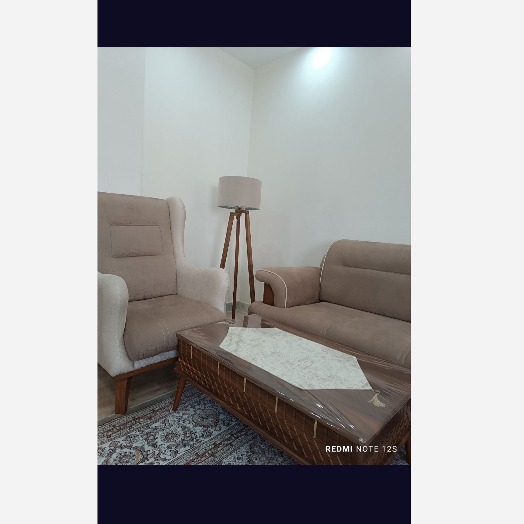 آباژور چوبی ایستاده کنارسالنی لامپ خور مدل عصایی (پس کرایه)