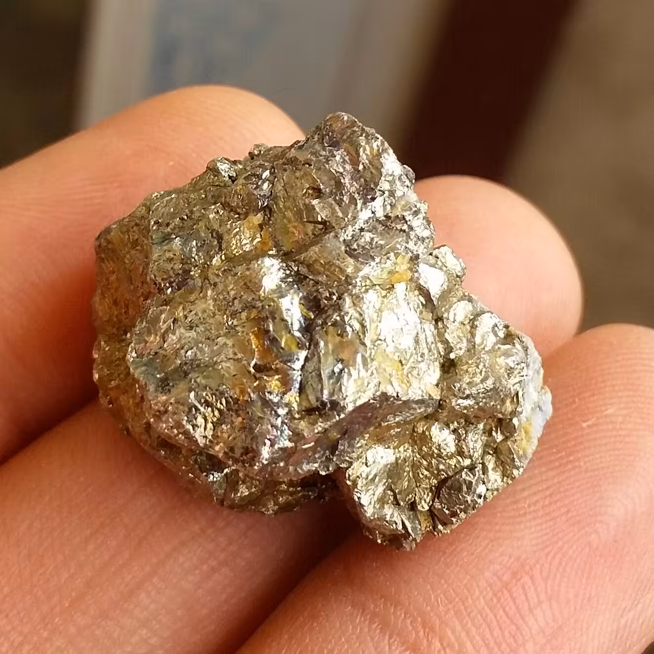 سنگ راف حبه شده پیریت طلایی همرشدی با بورنیت ملقب به سنگ طلا روی بستر 100 در 100 طبیعی شاهکار خلقت
بی نظیر
کد 10399