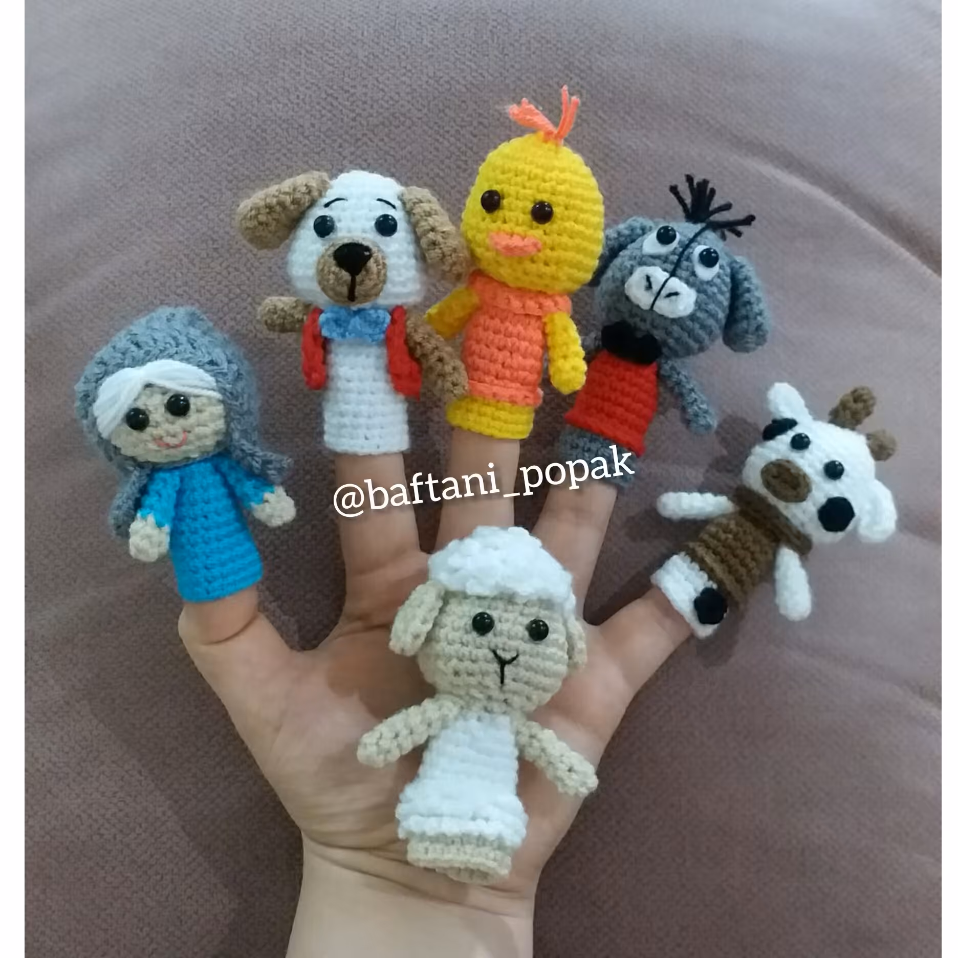 عروسک انگشتی مادربزرگ و حیوانات مزرعه..درغرفه ی بافتنی پونه.دررنگ لباس دلخواهتون سفارش بدید