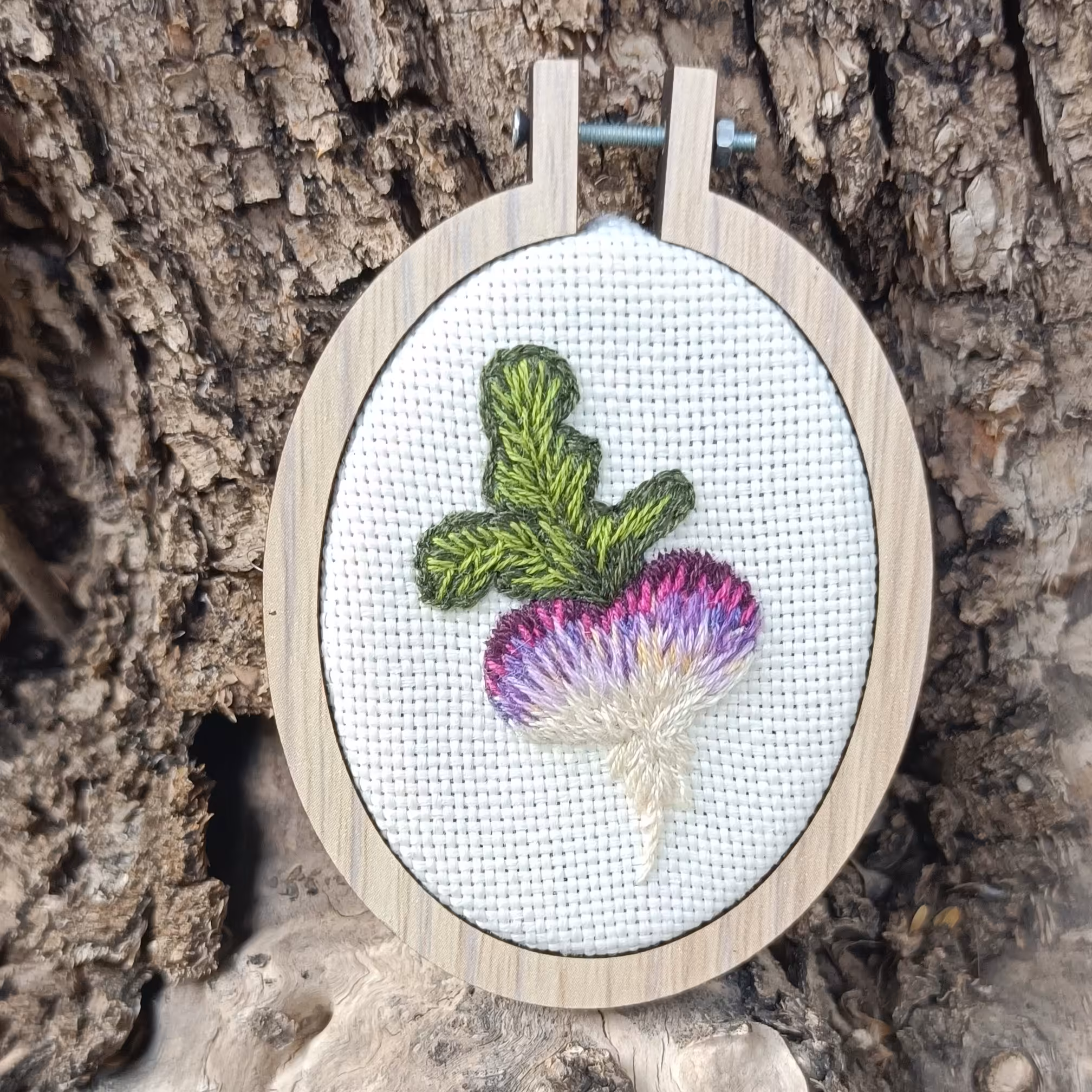 مگنت گلدوزی شده  طرح شلغم