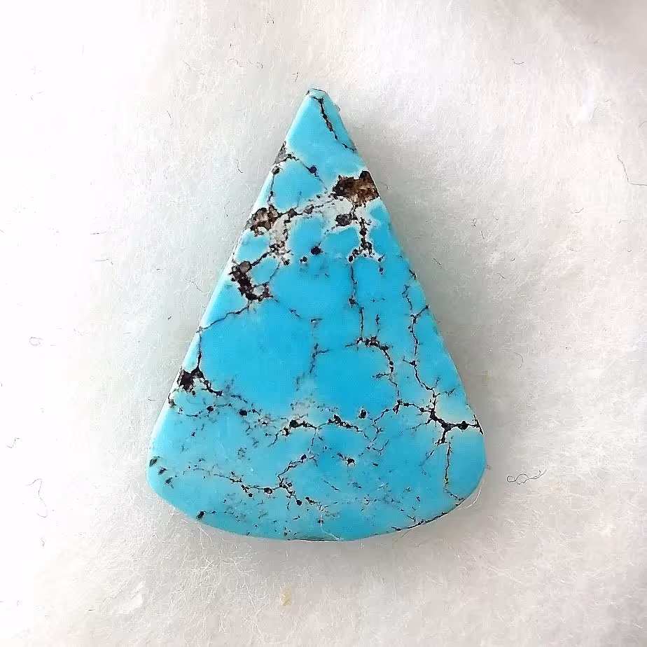 نگین فیروزه نیشابوری تراش زنانه اصل طبیعی بسیار خوش رنگ و خوش نقش کلا مغز سنگ مناسب آویز و انگشتر  