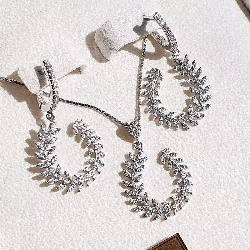 نیمست مدل برگ جواهر نقره عیار925 روکش طلا سفید رنگ ثابت