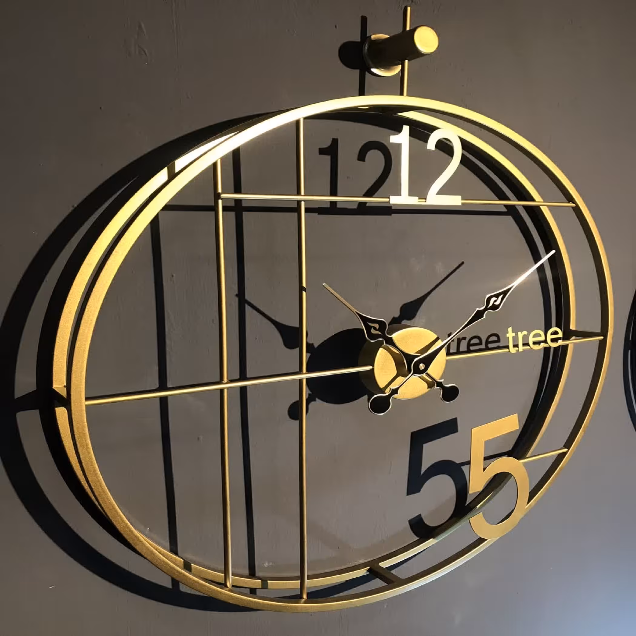 ساعت دیواری مدل لئون با 24 ماه گارانتی موتور و تثبیت رنگ ساعت