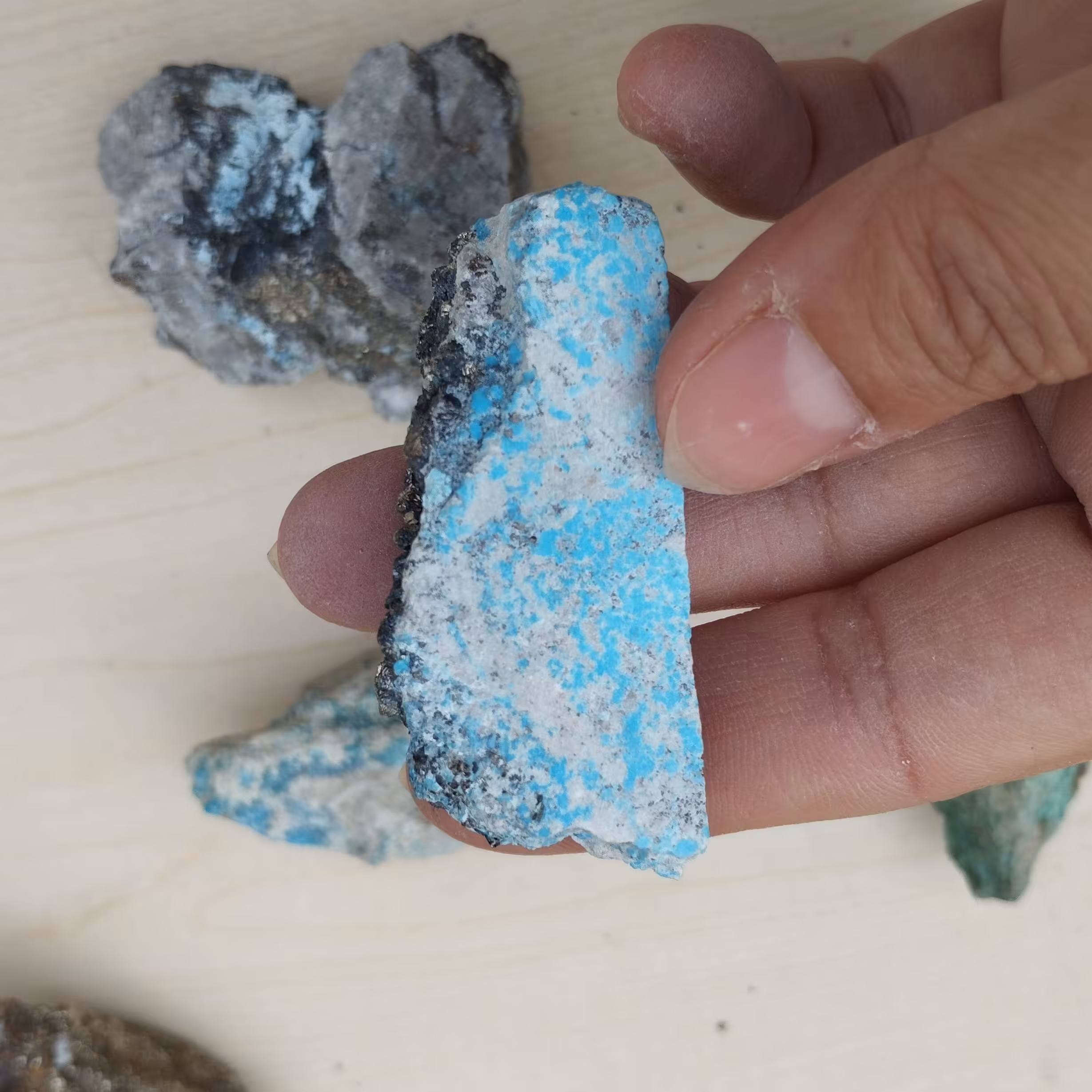 سنگ راف فیروزه کرمان و بلورهای پیریت واضح معدنی و اصل با خواص بسیار سنگ فیروزه