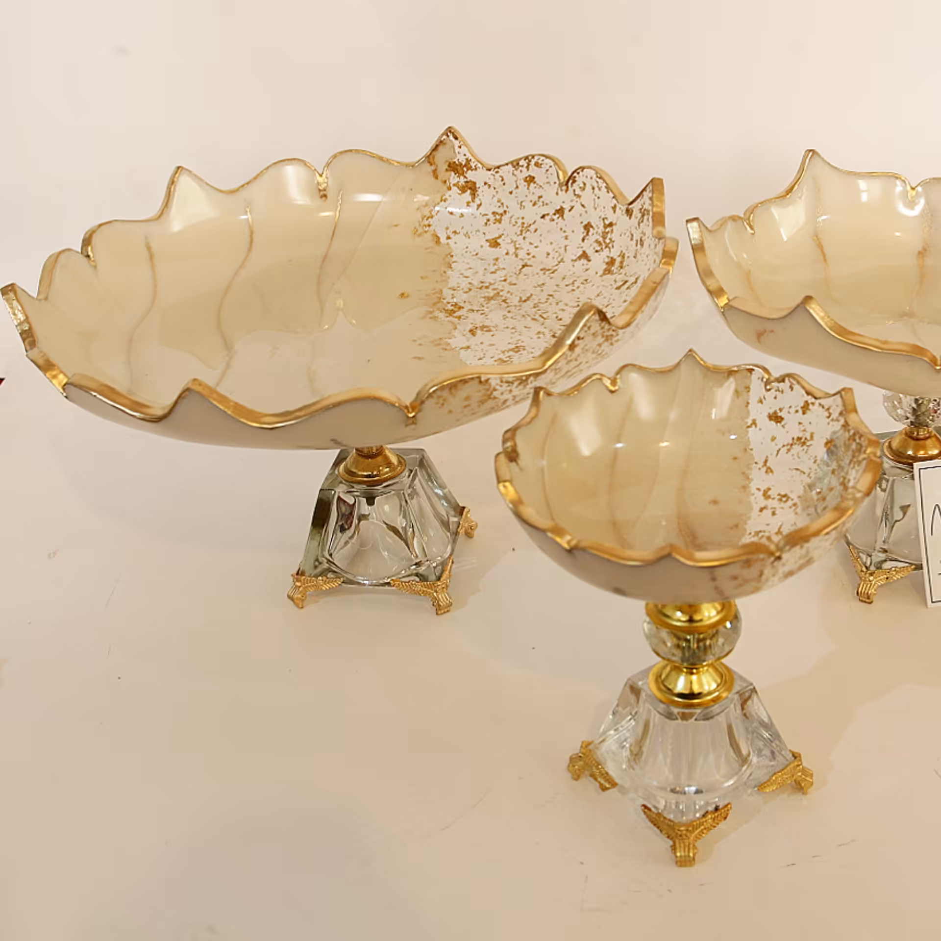 سرویس پذیرایی رزینی شیک با تکه های ورق طلا شامل میوه خوری آجیل خوری شکلات خوری شیرینی خوری پیاله پیش دستی رزینی کار دست