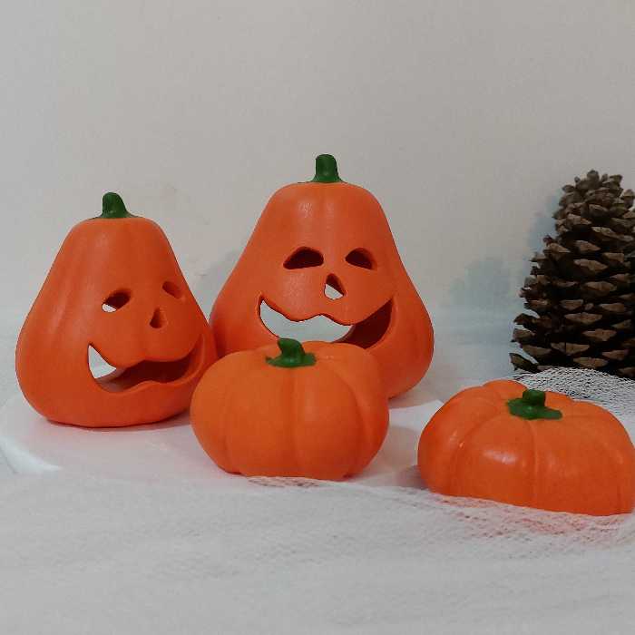 ست دکوری پاییزی شامل شمعدون های کدو و مجسمه های کدو با کفی سفالی