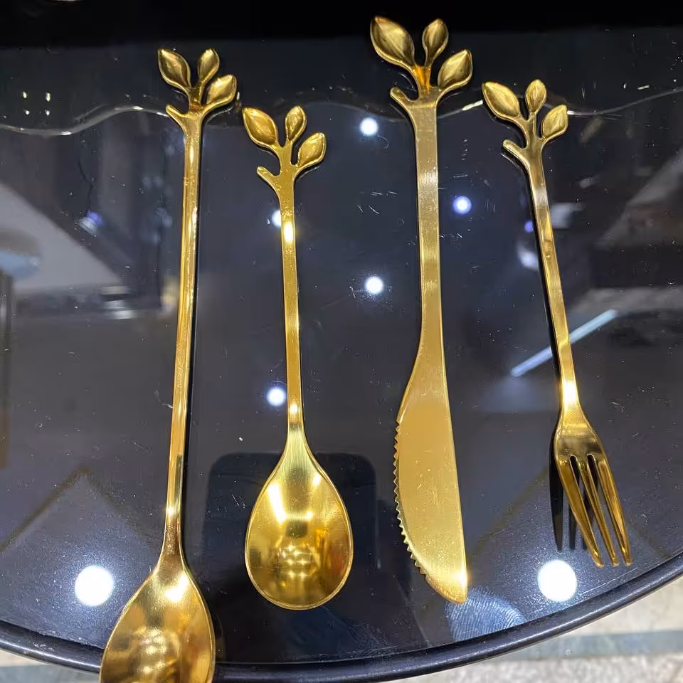 کارد طلایی 6عدد رنگ ثابت کیفیت عالی  قیمت 240000تومان هزینه ارسال به عهده مشتری وپس کرایه