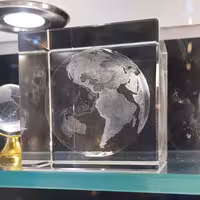 حکاکی کریستال طرح کره زمین . سایز مکعب 80 در 80 در 80 میلیمتر