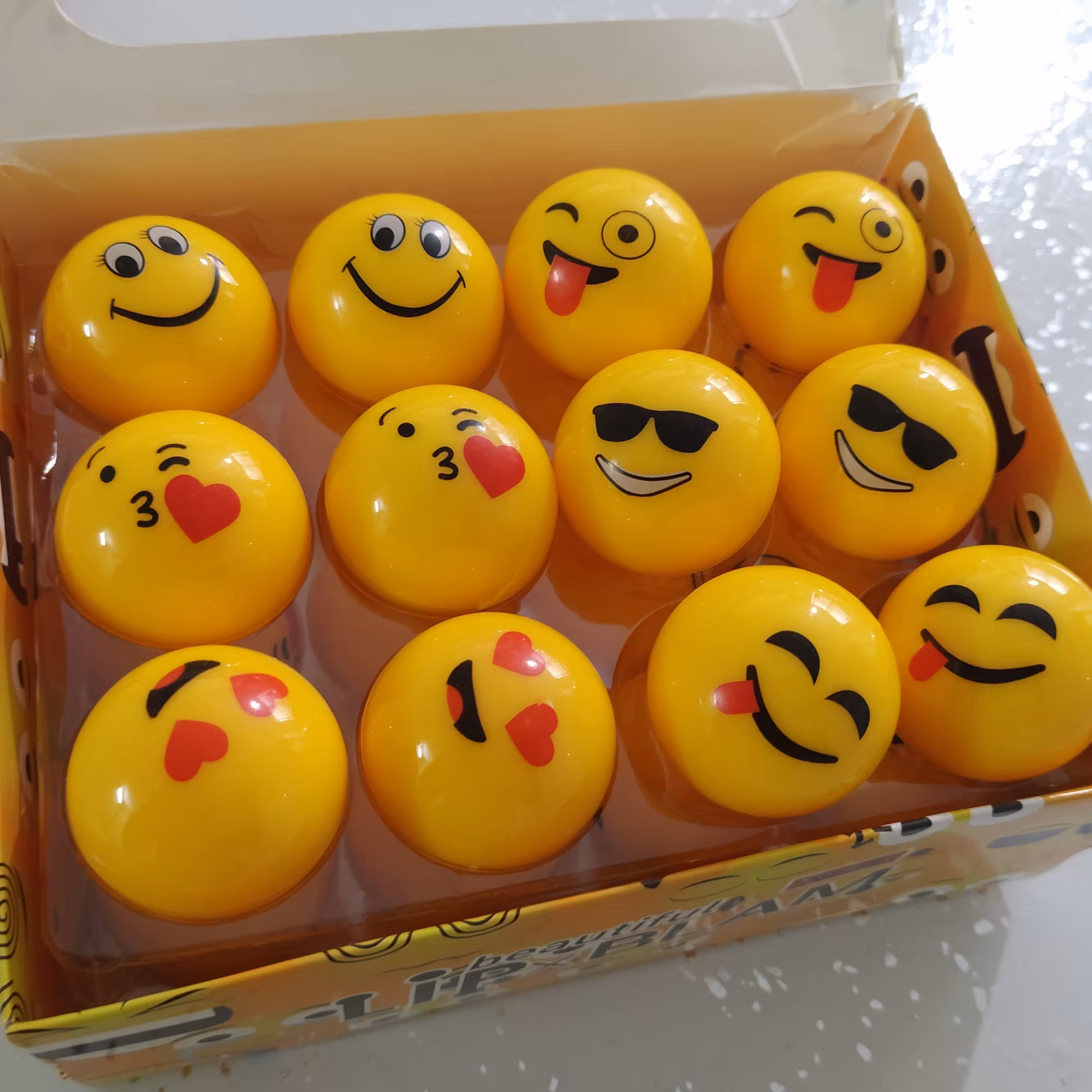 بالم لب استیکری با چنتا طرح استیکری خوشگل و بدون رنگ و حجم مناسب 