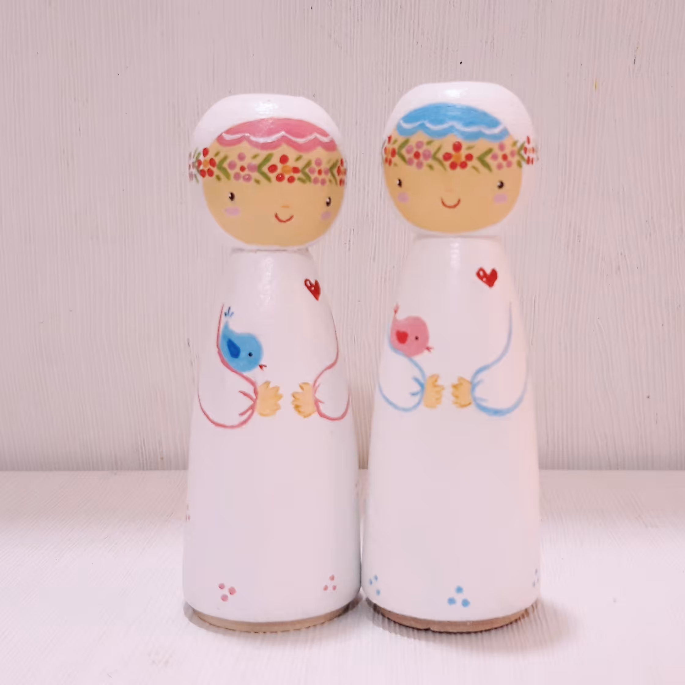 یک جفت عروسک چوبی فرشته