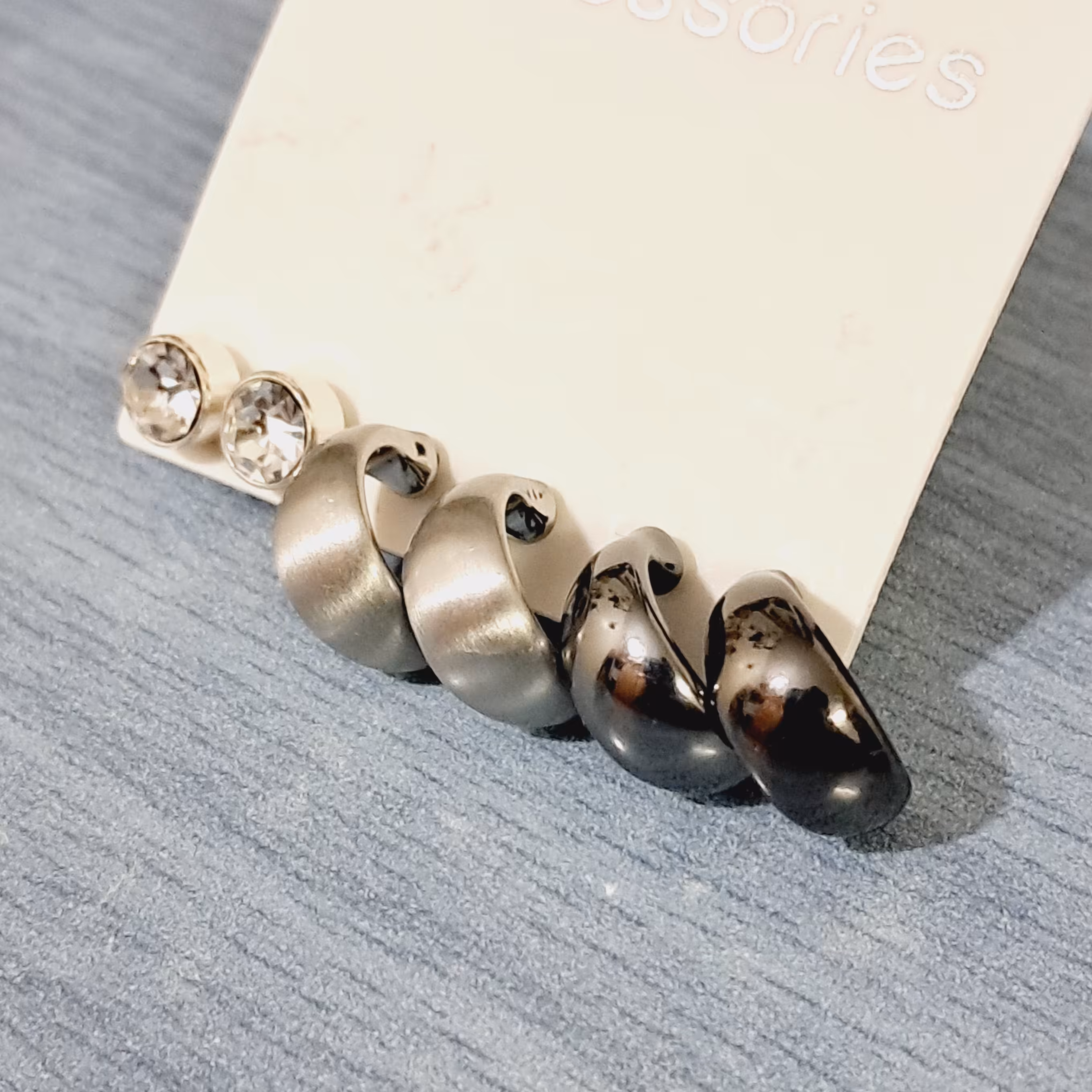 پک گوشواره بسیار باکیفیت و زیبا ، عکس کامل مشخصه.جنس عالی..روزانه بدلیجات 50 درصد تخفیف رو استوری میکنیم.مارو دنبال کنید