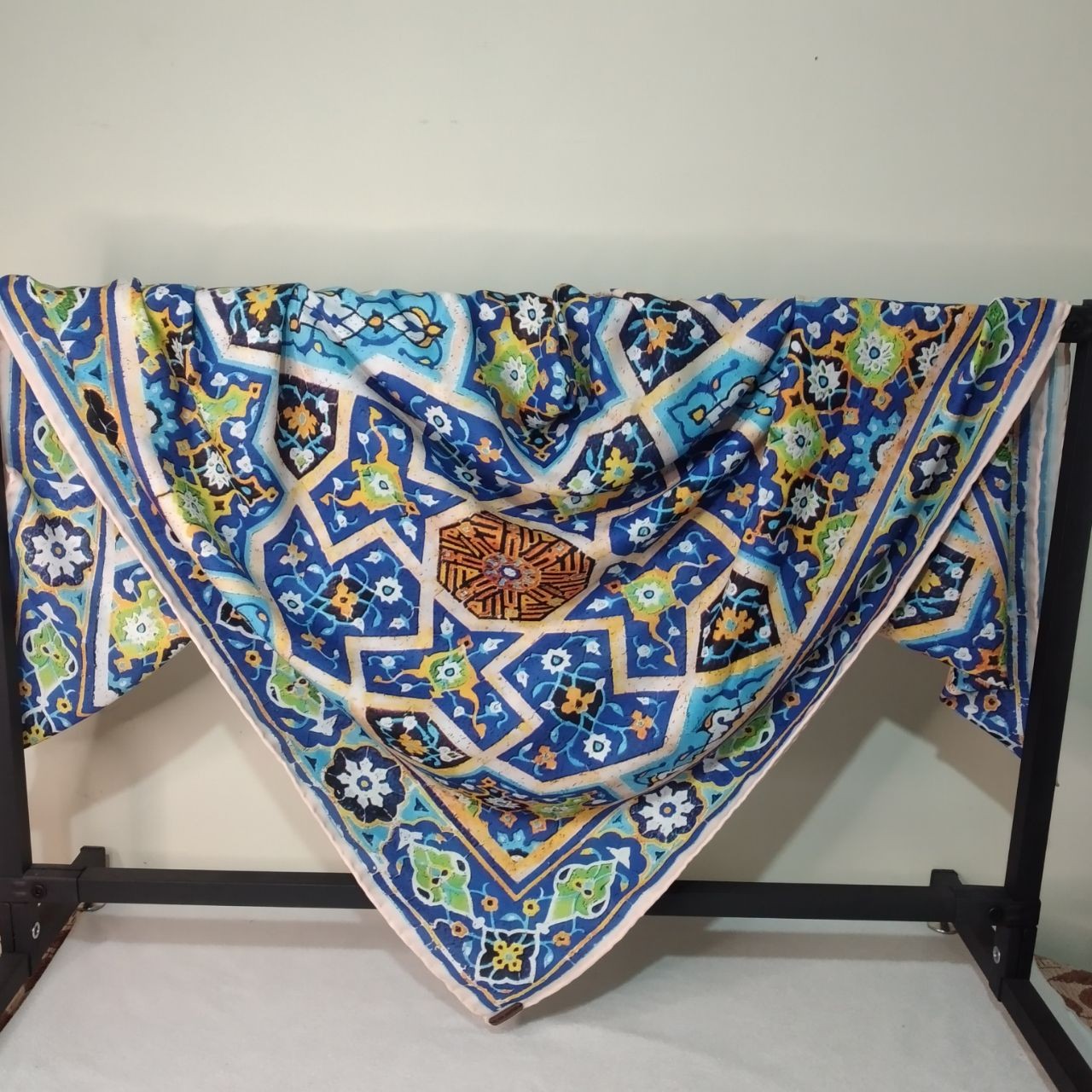 یه طرح کاشی خوشگل 
که یکی از پر طرفدارترین کارهام هست

جنس روسری نخی

دور دست دوز 

قواره 140 