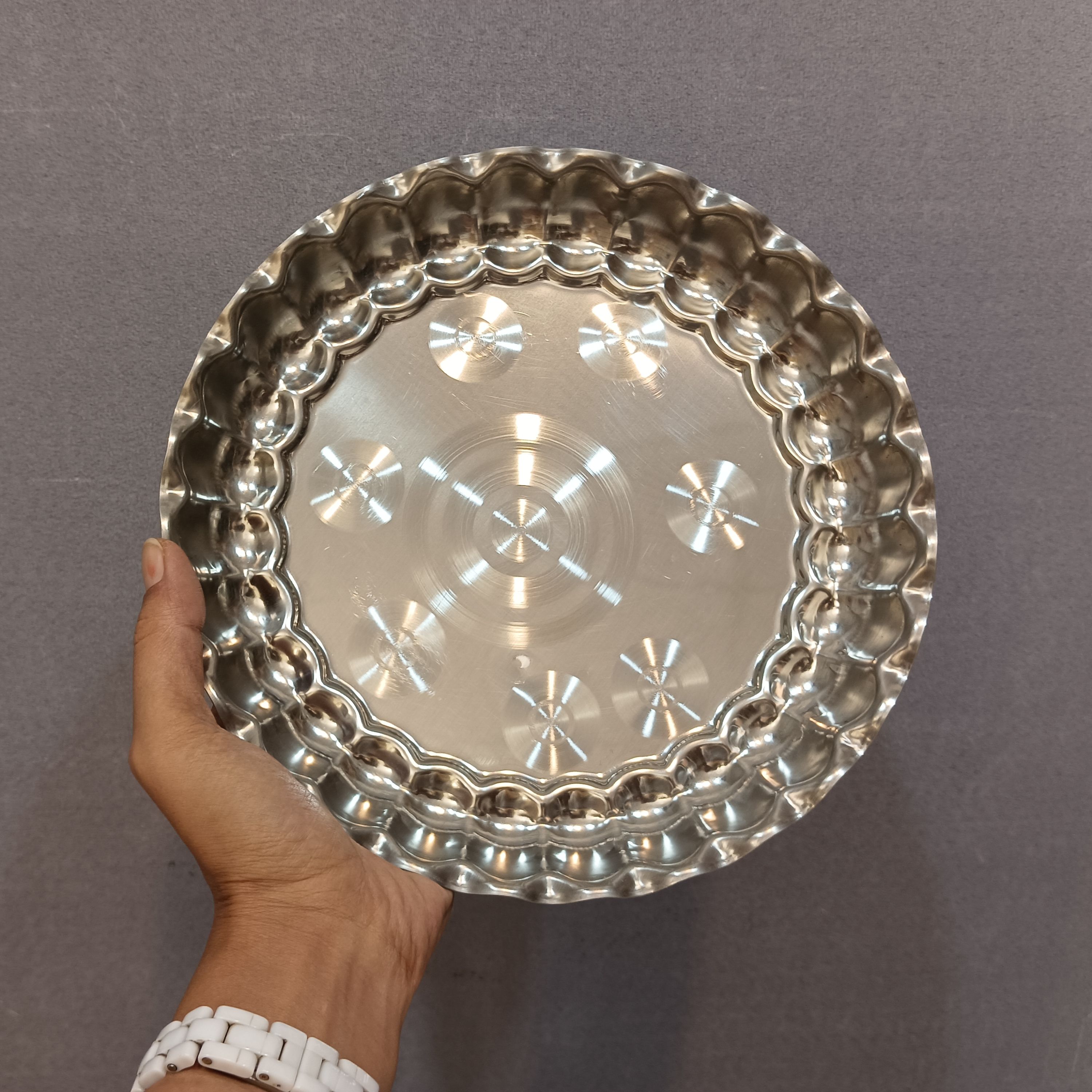 سینی استیل لبه کنگره سایز 35 آبکاری عالی ورق ضخیم باکیفیت سبک مخصوص پذیرایی