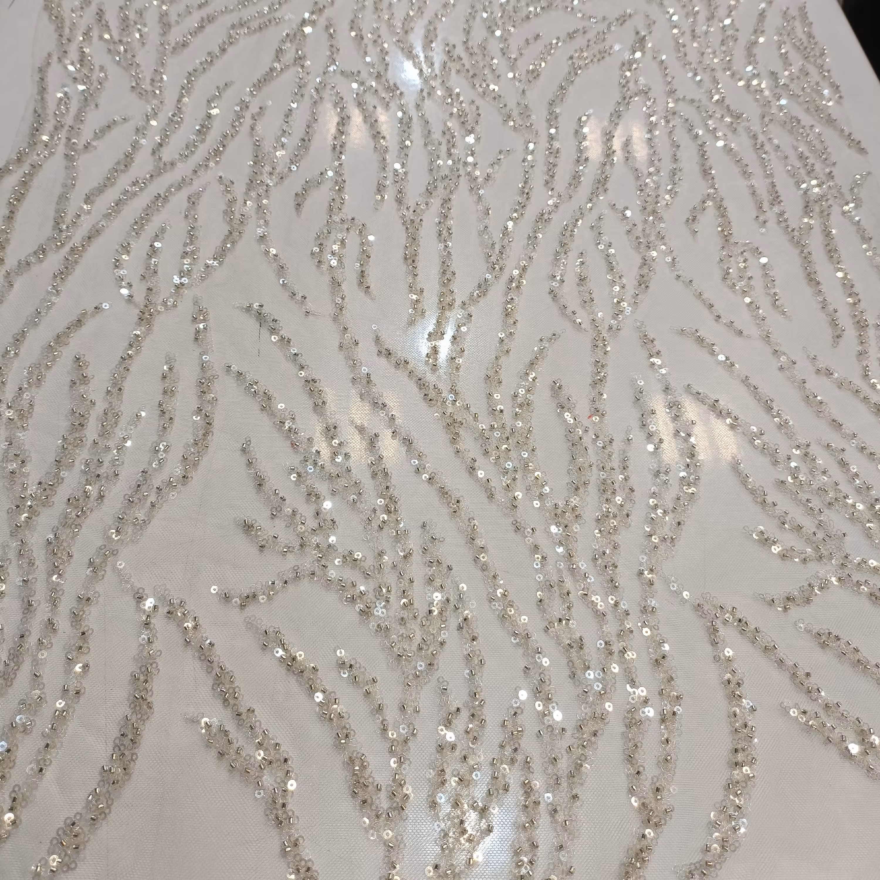 پارچه مجلسی کارشده ته طاقه رنگ کرم 60سانت