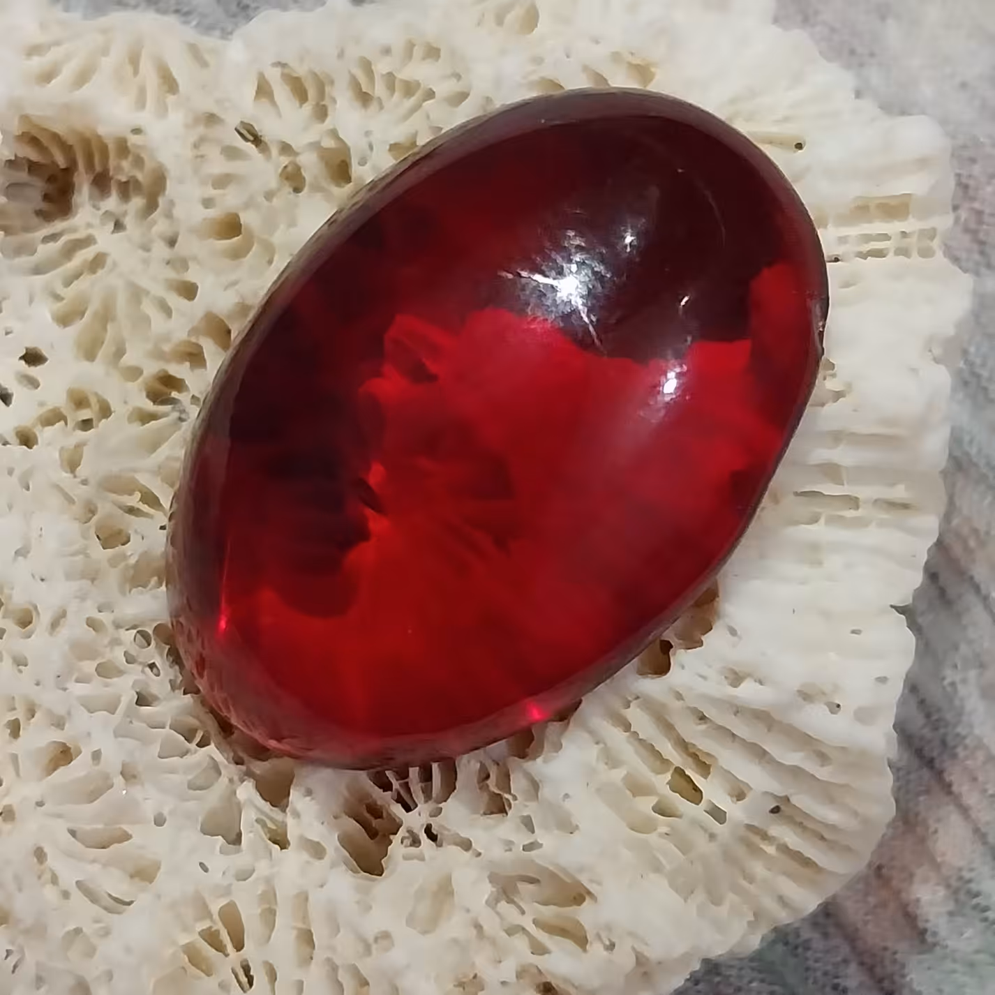 نگین یاقوت سرخ شمش دامله تراش سنتاتیک