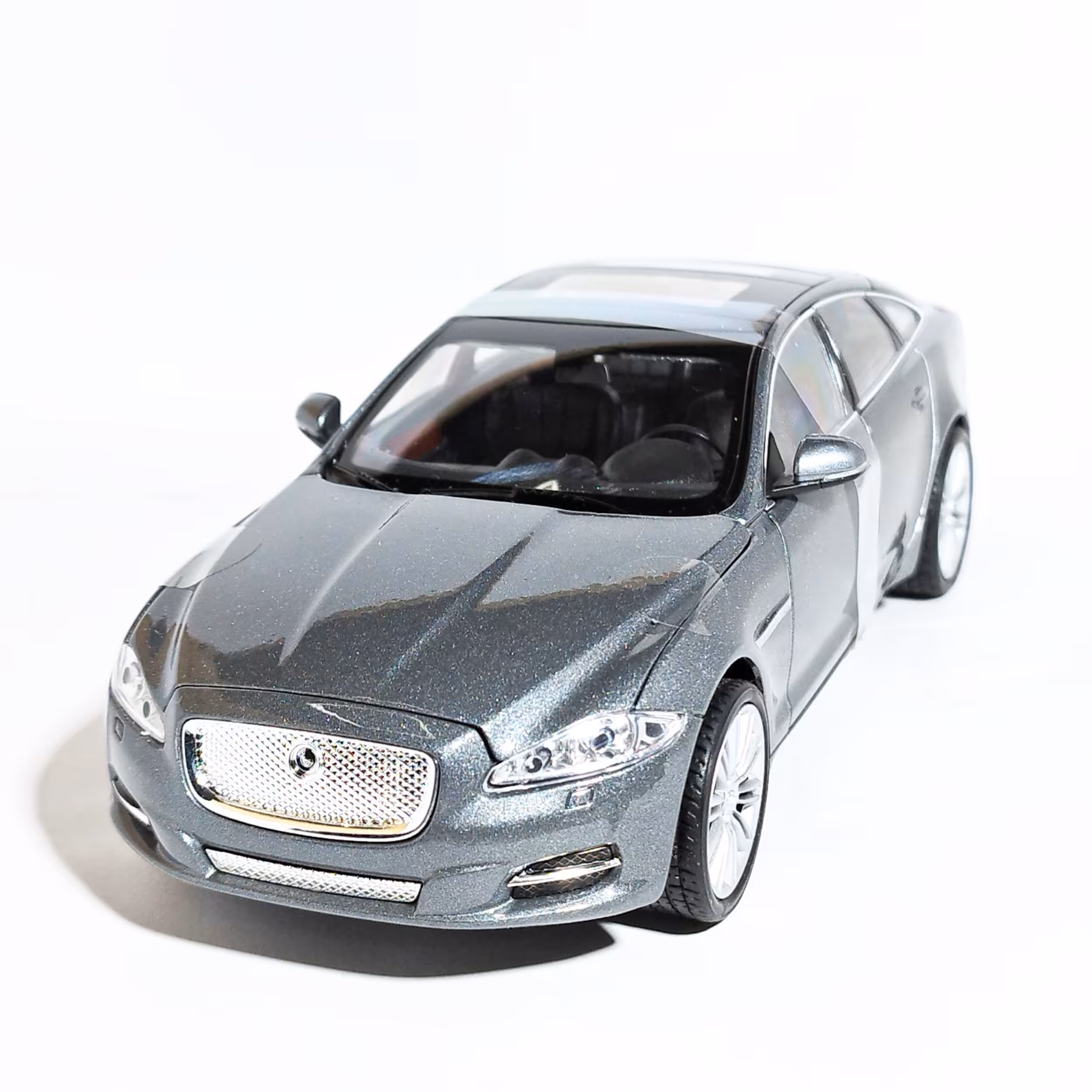 ماکت کمیاب ماشین فلزی جگوار  JAGUAR XJ برند ویلی مقیاس 1-24