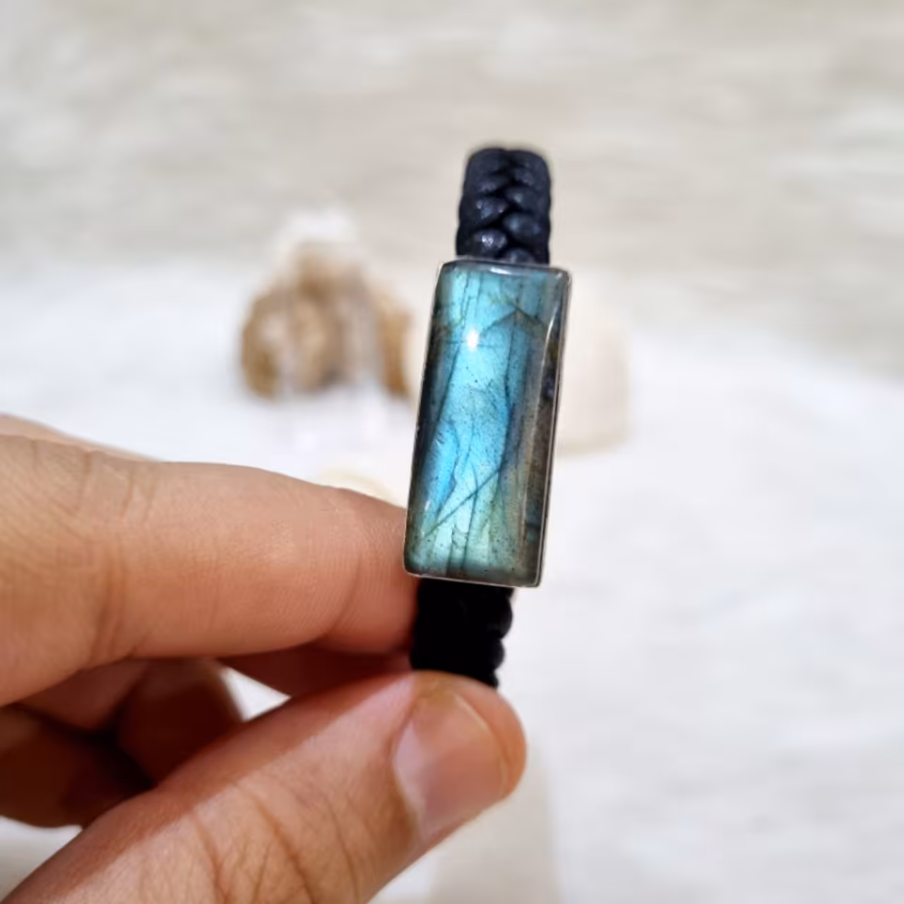 دستبند چرم طبیعی با پلاک لابرادوریت اصل و قاب نقره 