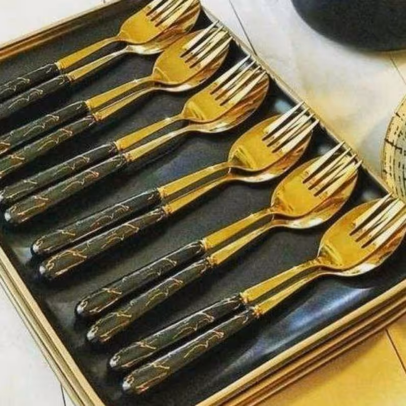 قاشق و چنگال طلایی دسته سرامیک  12پارچه شامل 6عدد قاشق و 6عدد چنگال با تخفیف ویژه برای مشتریان ارجمند