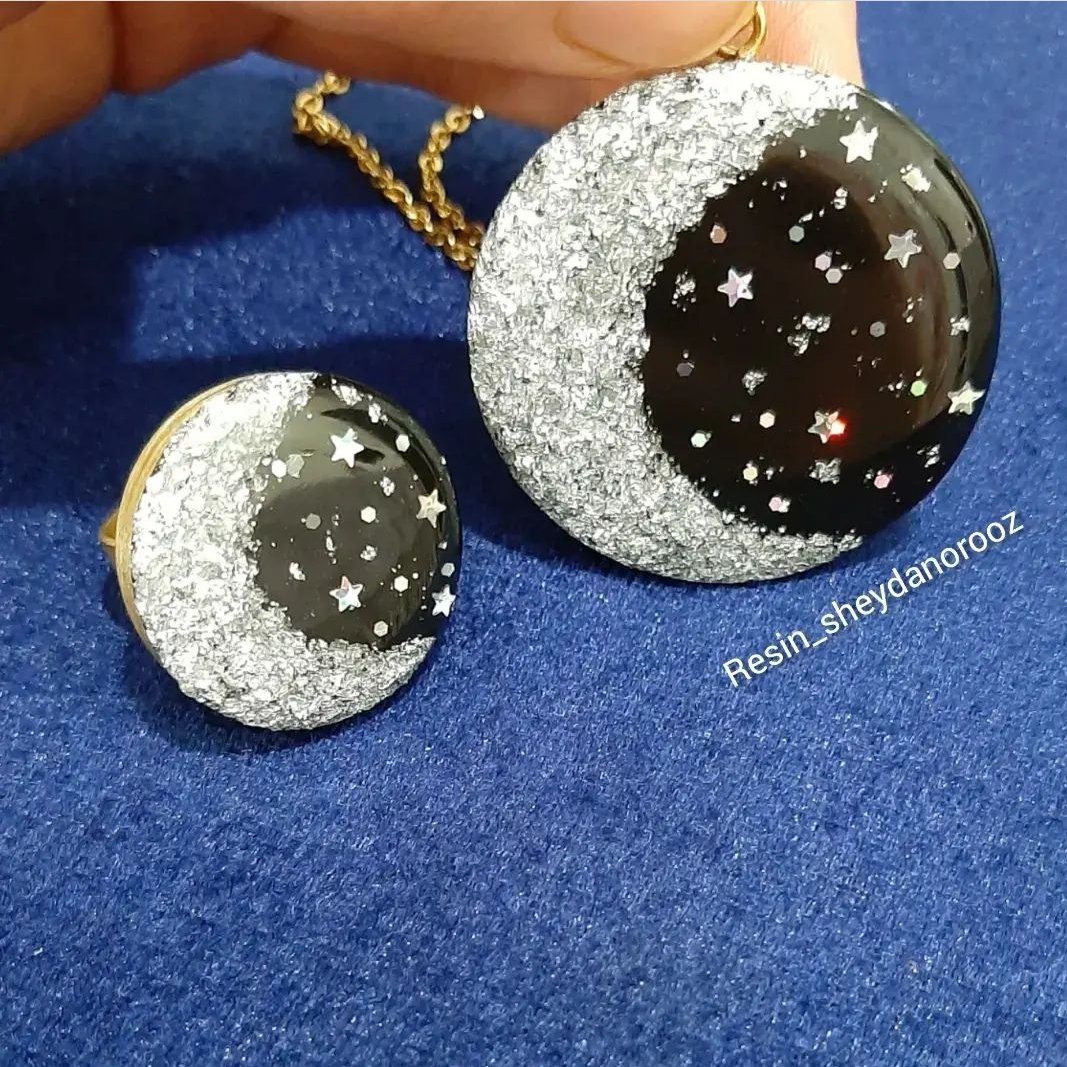 نیم ست رزینی طرح شب جنس برنجی انگشتر به همراه گردنبند و زنجیر استیل طلایی