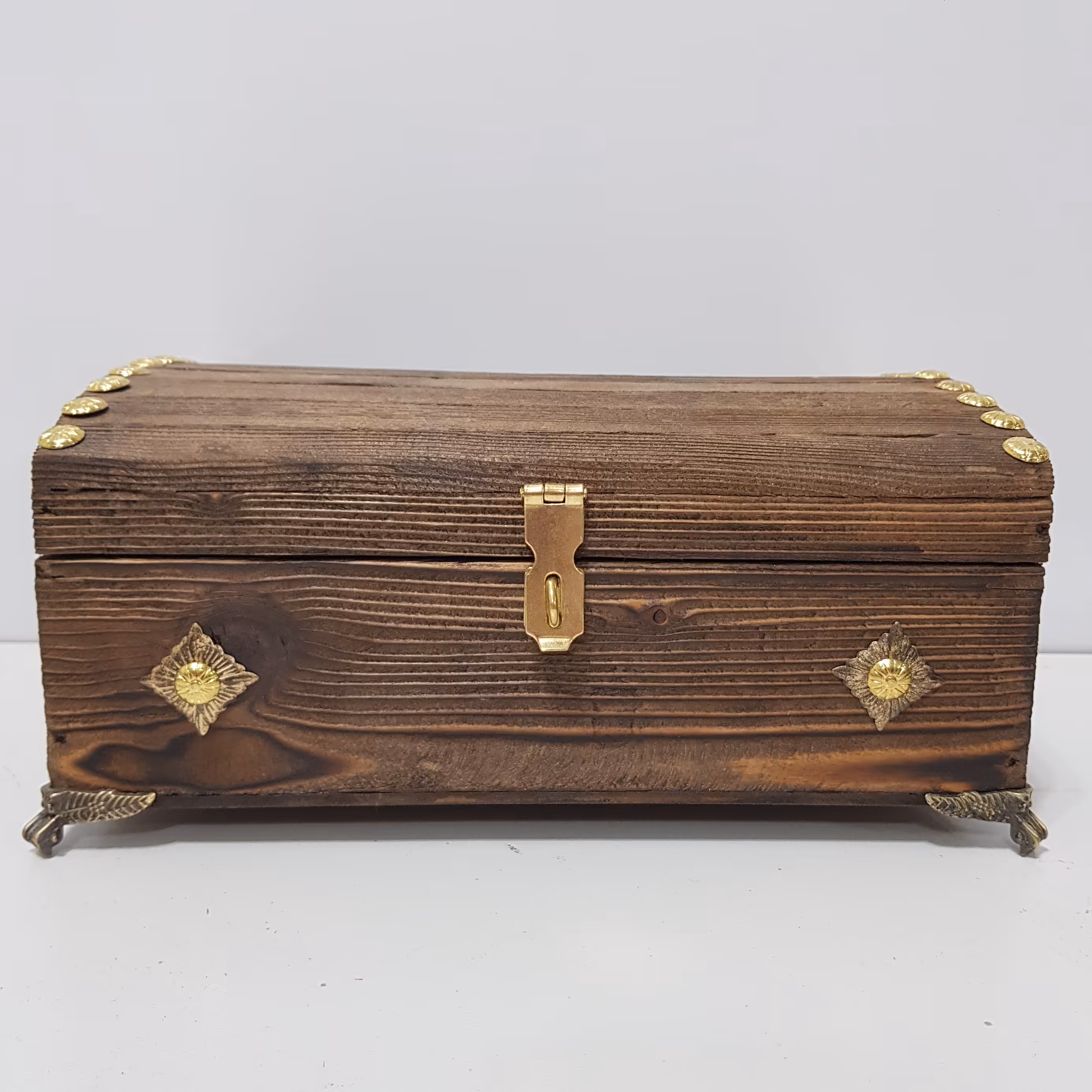 صندوقچه چوبی پایه فلزی قفل اویزدار رنگ قهوه ای(خریدمستقیم از تولیدکننده)