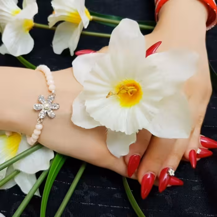 دستبند نگین دار طرح گل