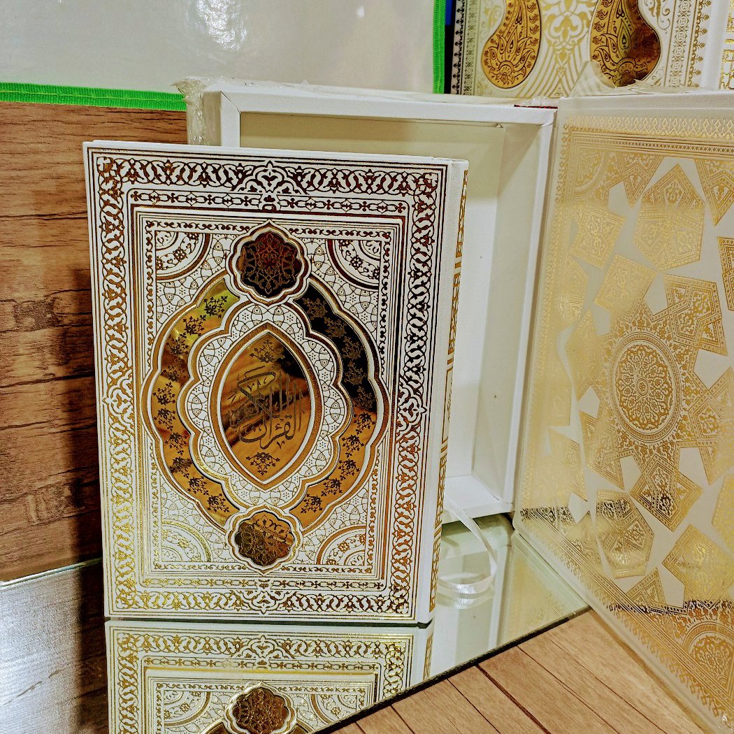 قران عروس گلاسه جعبه دار قطع وزیری(قرآن ویژه سفره عقد صفحات رنگی و گلاسه روغنی)