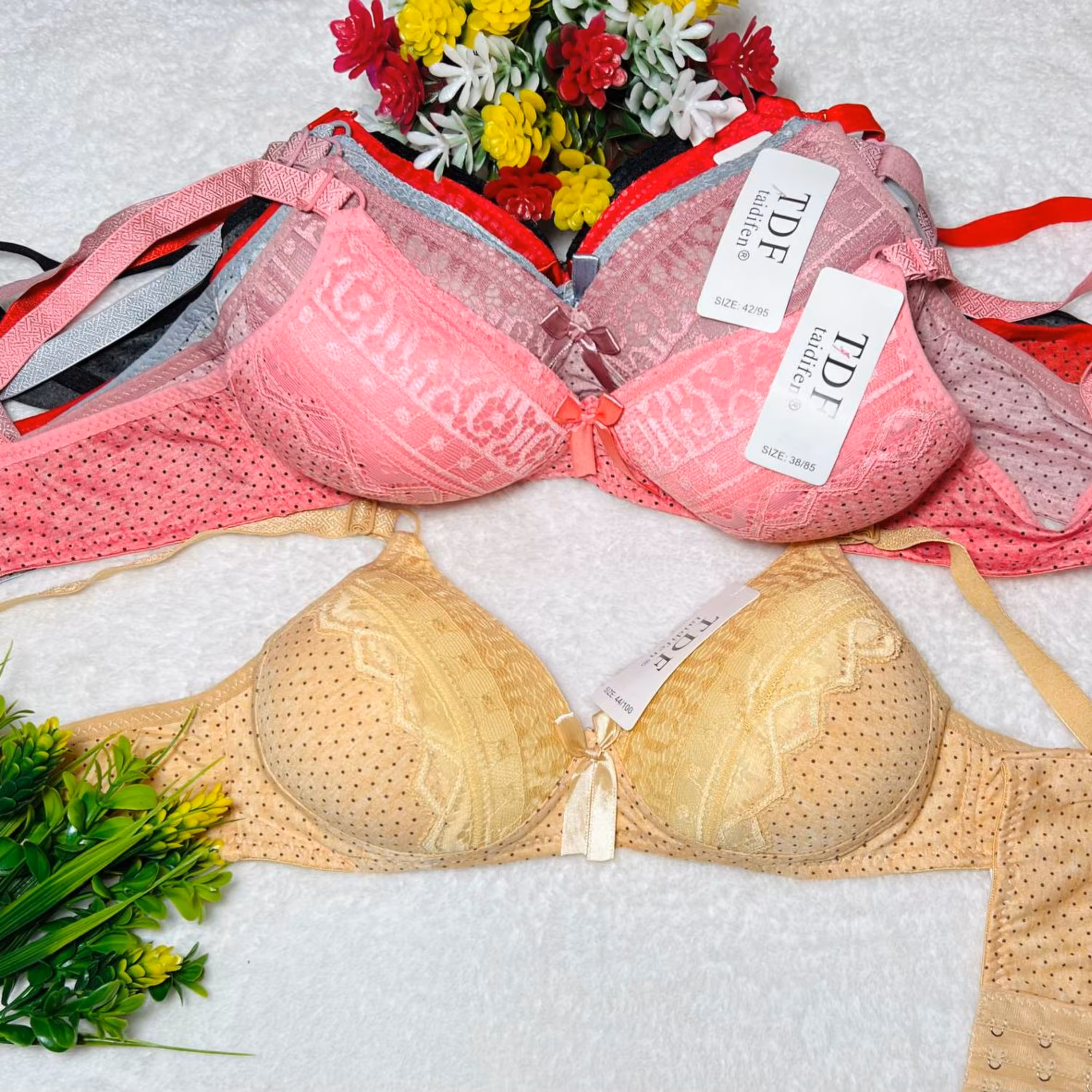 سوتین اسفنجی خال خالی بدون فنر  سایز60تا70 رنگ بندی مطابق عکس