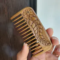 شانه چوبی دندانه درشت دست ساز  طرح گل و برگ منبت کاری شده و از چوب گردوی چوبینک