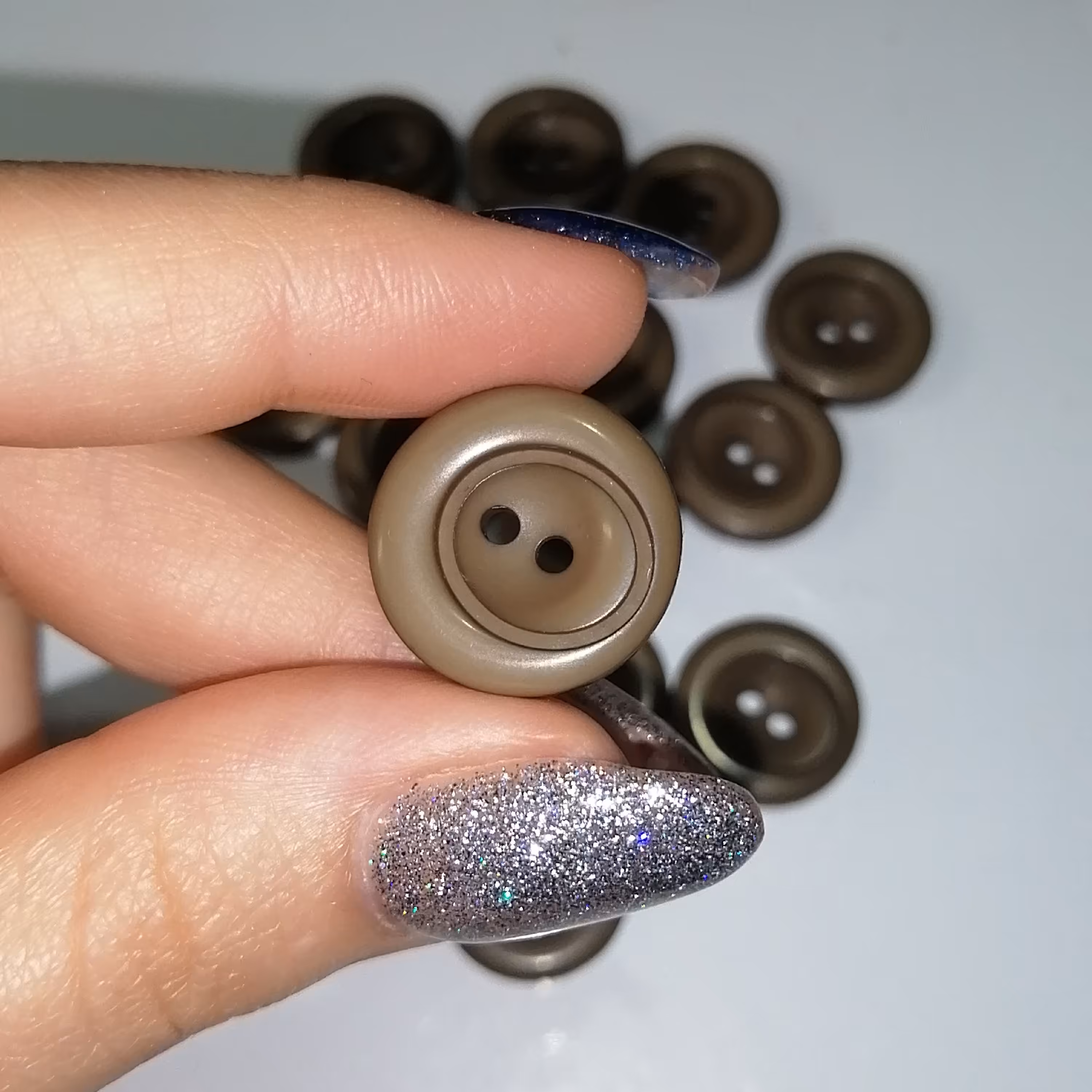 دکمه لباس طرح دار رنگ سبز تیره کوچک در بسته 14عددی 