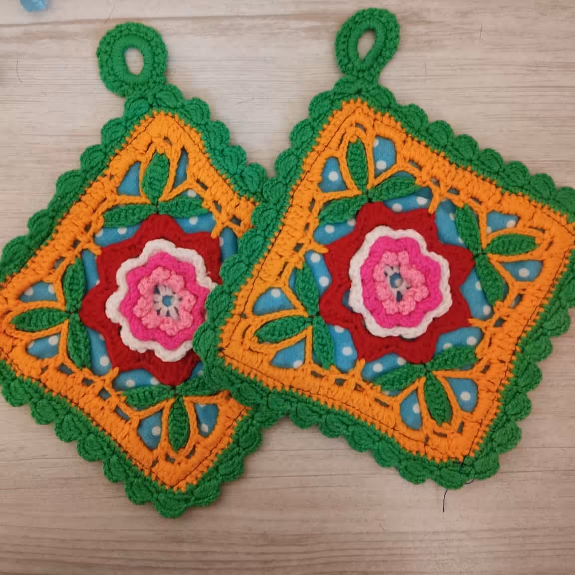 دستگیره اشپزخانه یا برای زیر قوری یا زیر قابلمه جنس پارچه و نخ خیلی شیک و قنگ