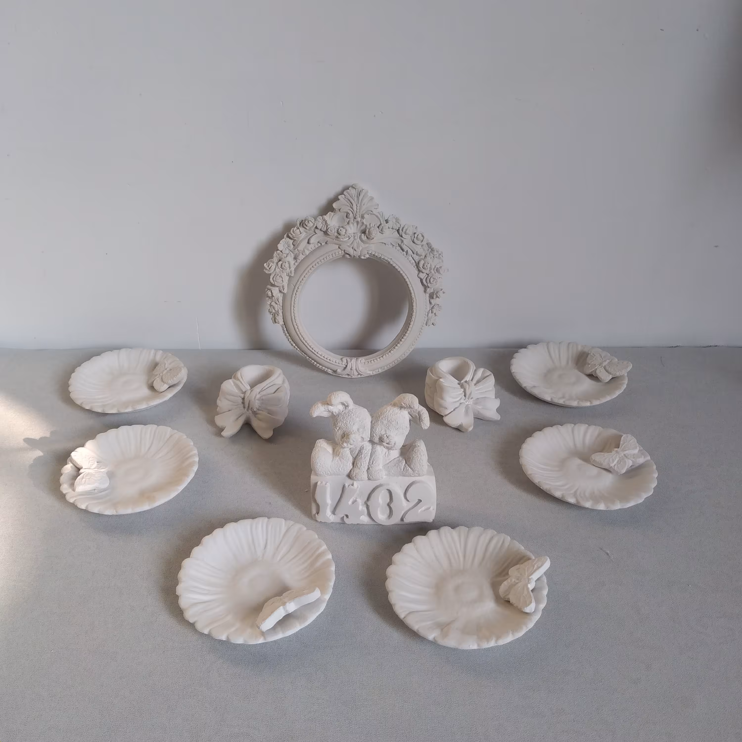 بیس خام هفتسین مدل گلبرگ به همراه خرگوش و قاب گرد گلدار