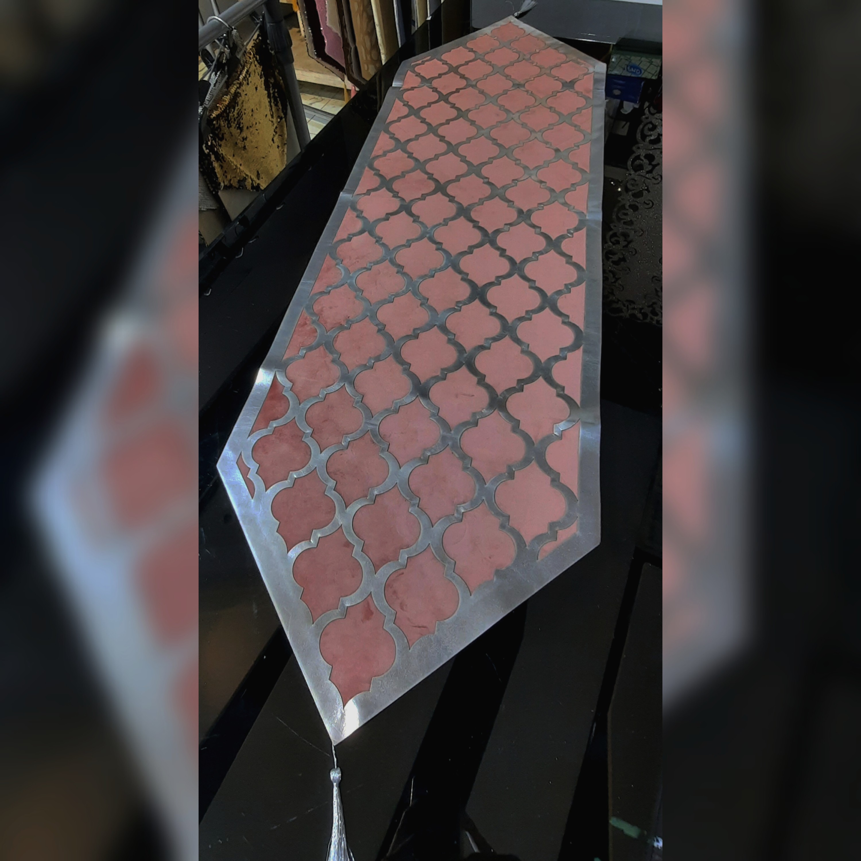 رومیزی نهارخوری مخمل و چرم رنگ صورتی و نقره ای سایز 130در40