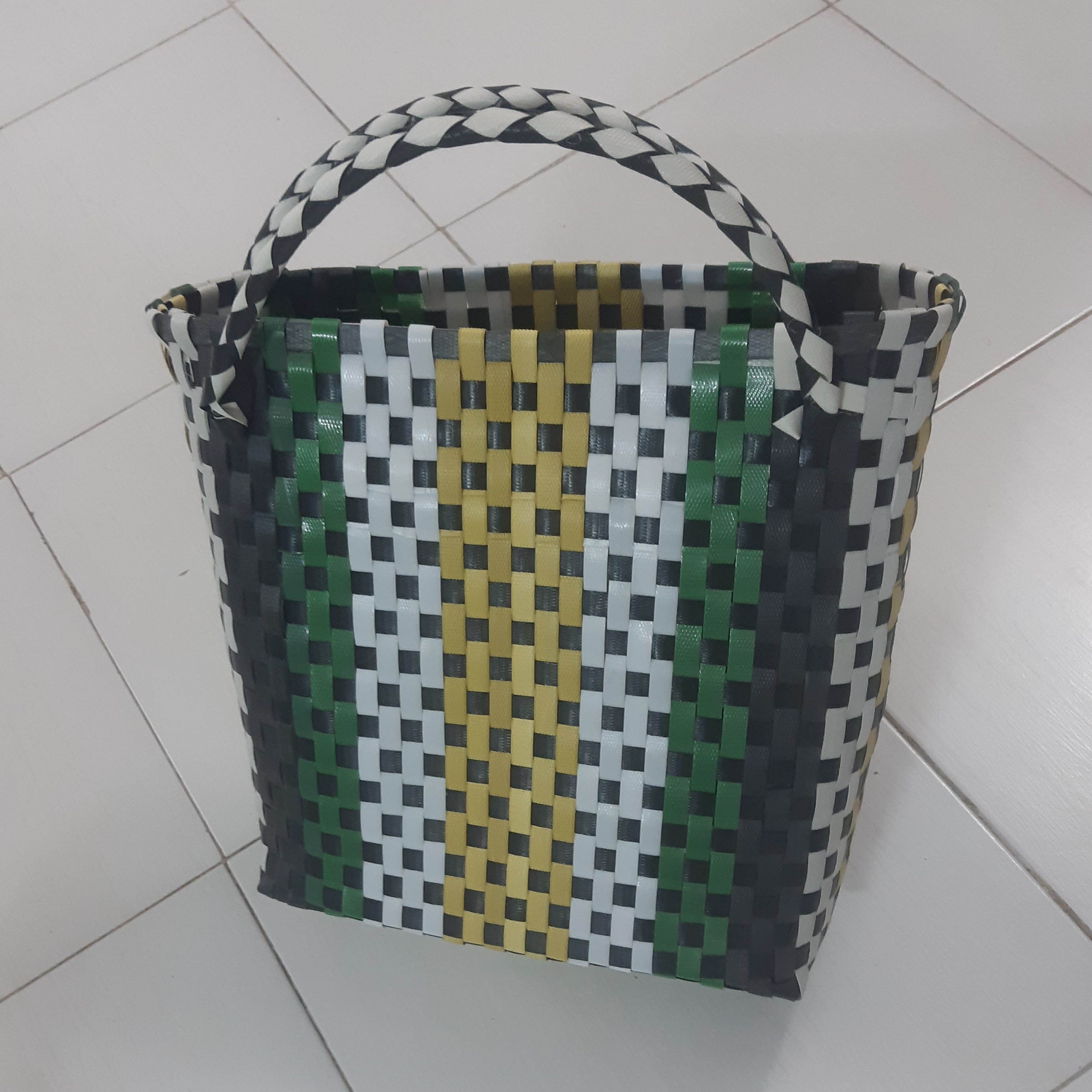 سبد متوسط دستباف طرح حصیری با بهترین جنس و استحکام عالی با هدیه ویژه و ارسال رایگان