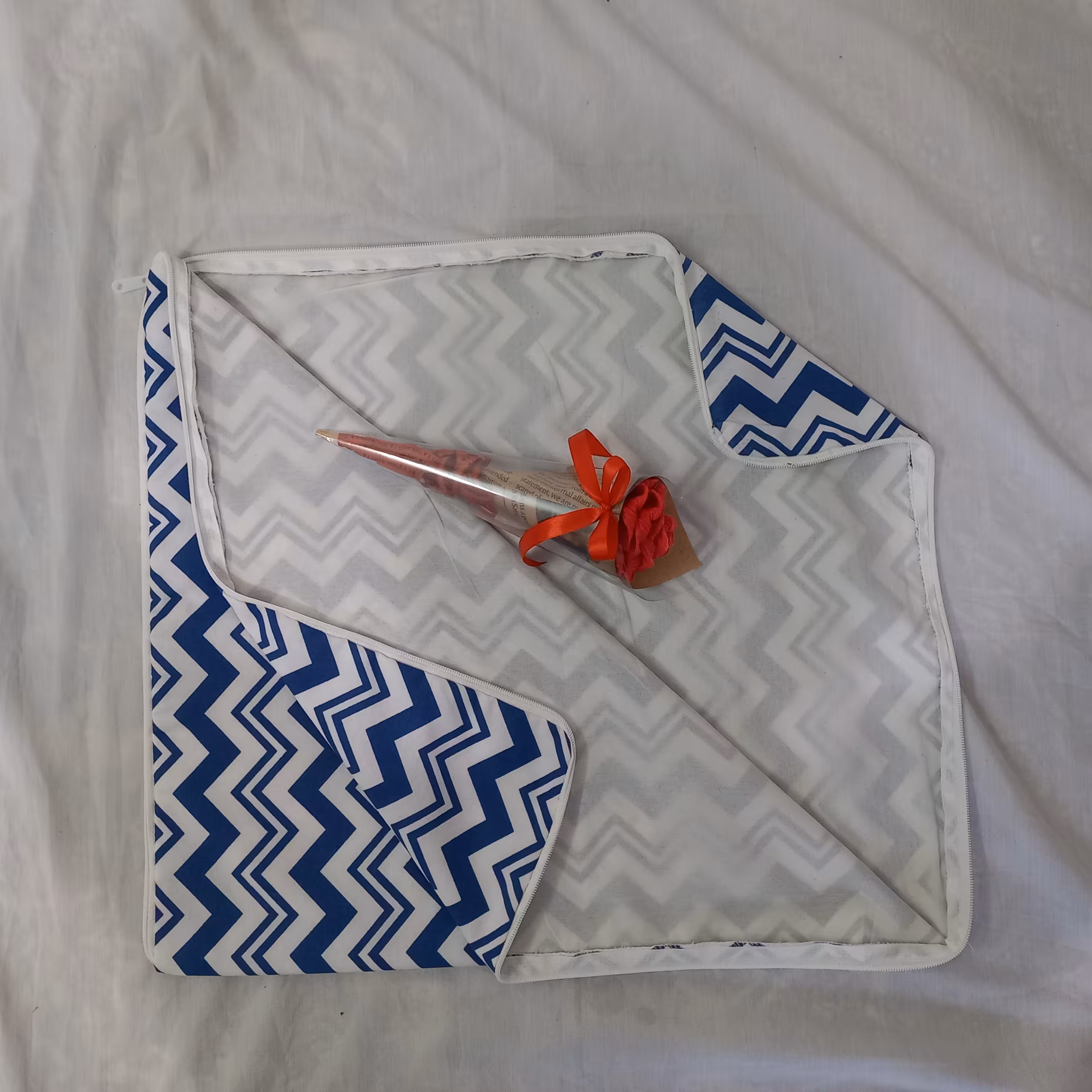 یک عدد جای  نانی به رنگ آبی سفید با طرح زیگ زالی طرح زیبا و دل نشین