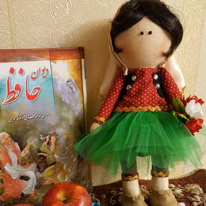 عروسک روسی با لباس سنتی یلدایی
