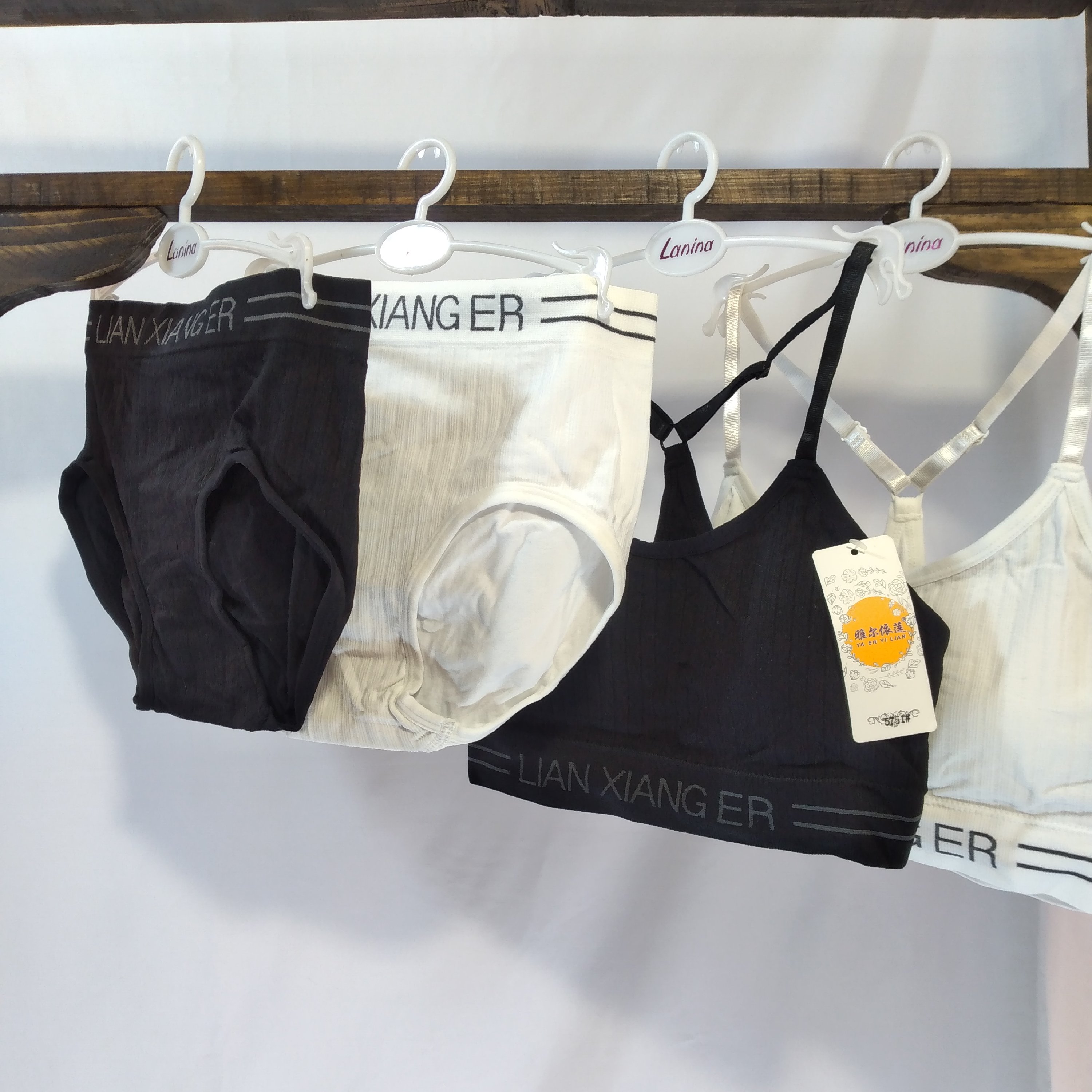 ست نیمتنه وشورت اسپورت جنس بسیارباکیفیت و راحت رنگ مشکی وسفید