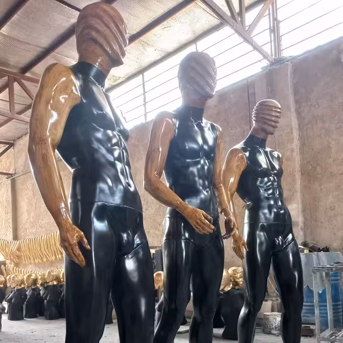 مانکن مردانه(پس کرایه) فایبر گلاس،تنه مشکی براق،سر فضایی،دست و سر طرح چوب