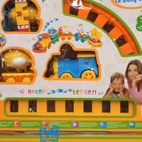 قطارنشکن باطریخورچراغدار وموزیکل جنس خوب وارداتی دارای دوعدد واگن بدون رنگ وموادشیمایی مناسب برای گروه سنی دوسال به بالا