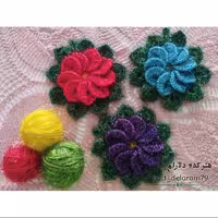 اسکاج بافتنی طرح گل و برگ قرمز وبنفش و آبی